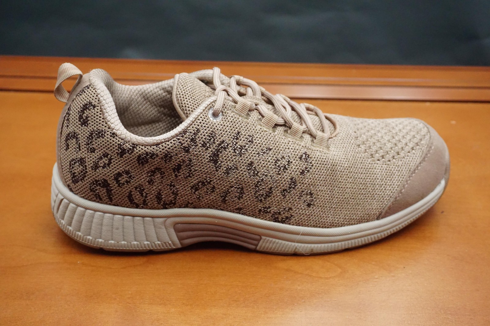 Orthofeet Coral Shoes Womens 9.5 Wide Beige Mesh Animal Print Casual Sneaker