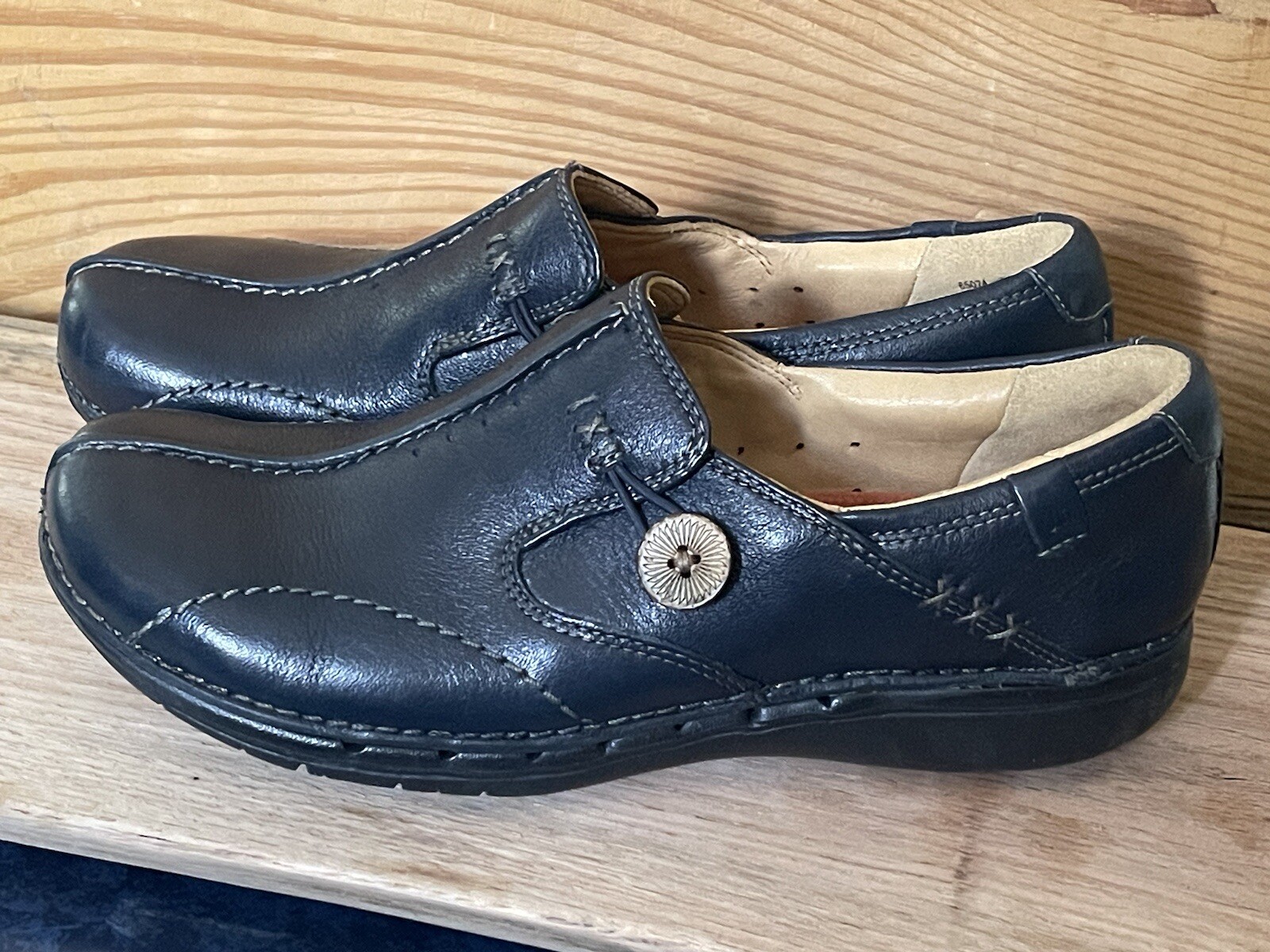 Clarks Womens Shoes Navy Leather Size 7 N Slip On Comfort Unstructured Un Loop