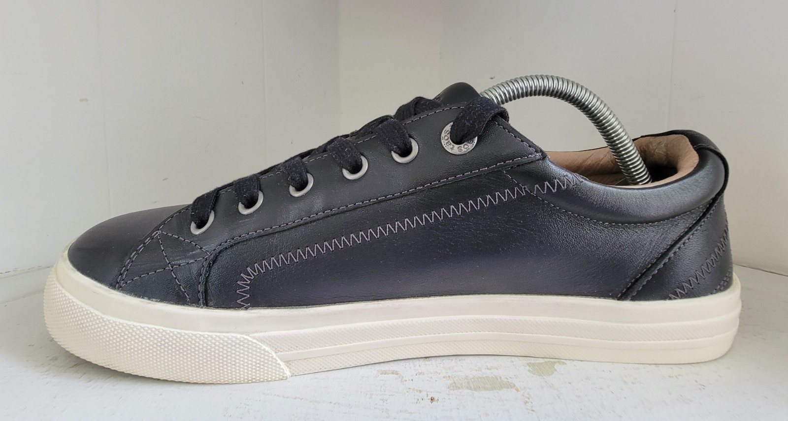 Taos Onward Black Leather Sneakers Size 11 Comfort Arch Support Insole Tie Shoes
