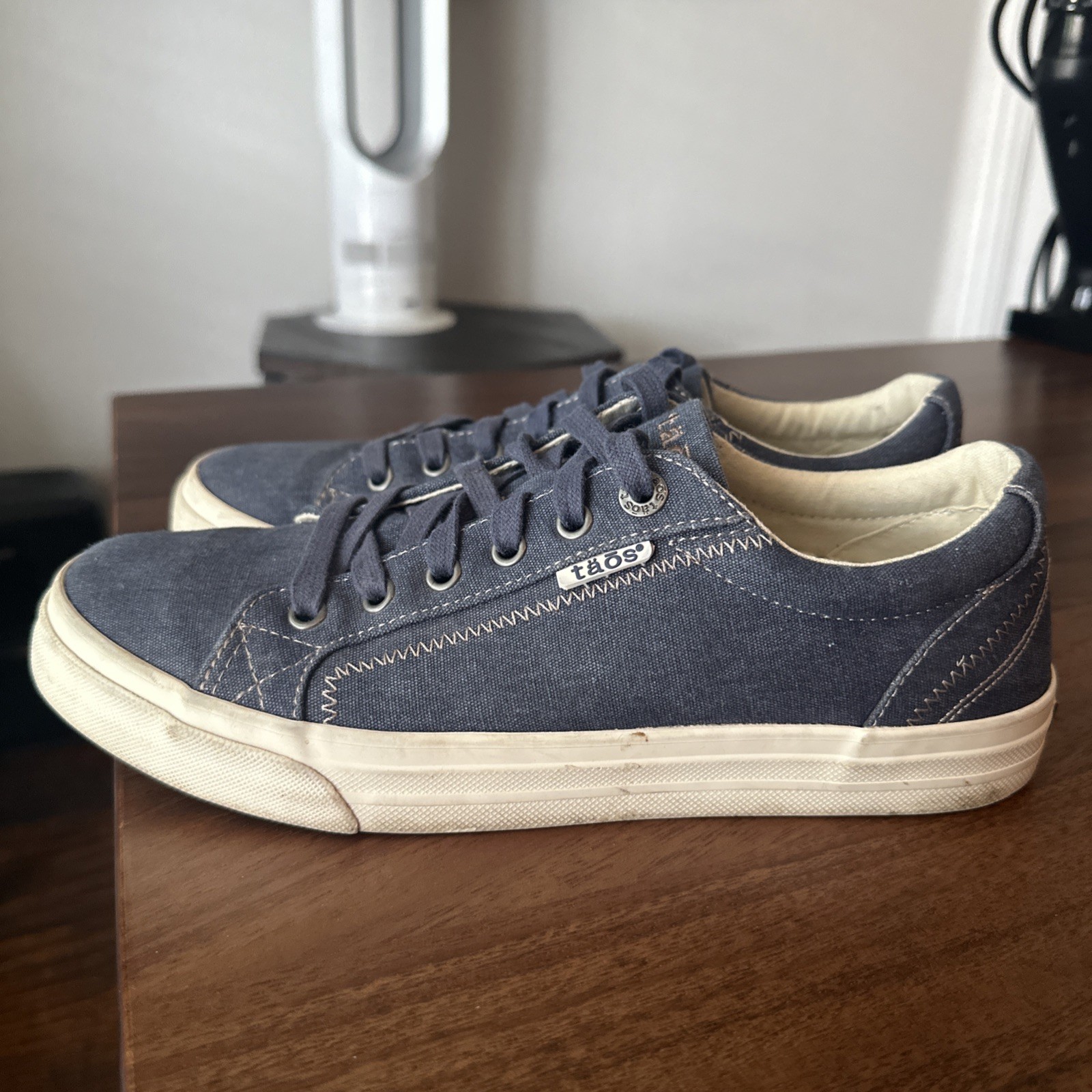 Women’s TAOS Star Sneakers Casual Shoe – Size 9.5 – Blue Washed Denim