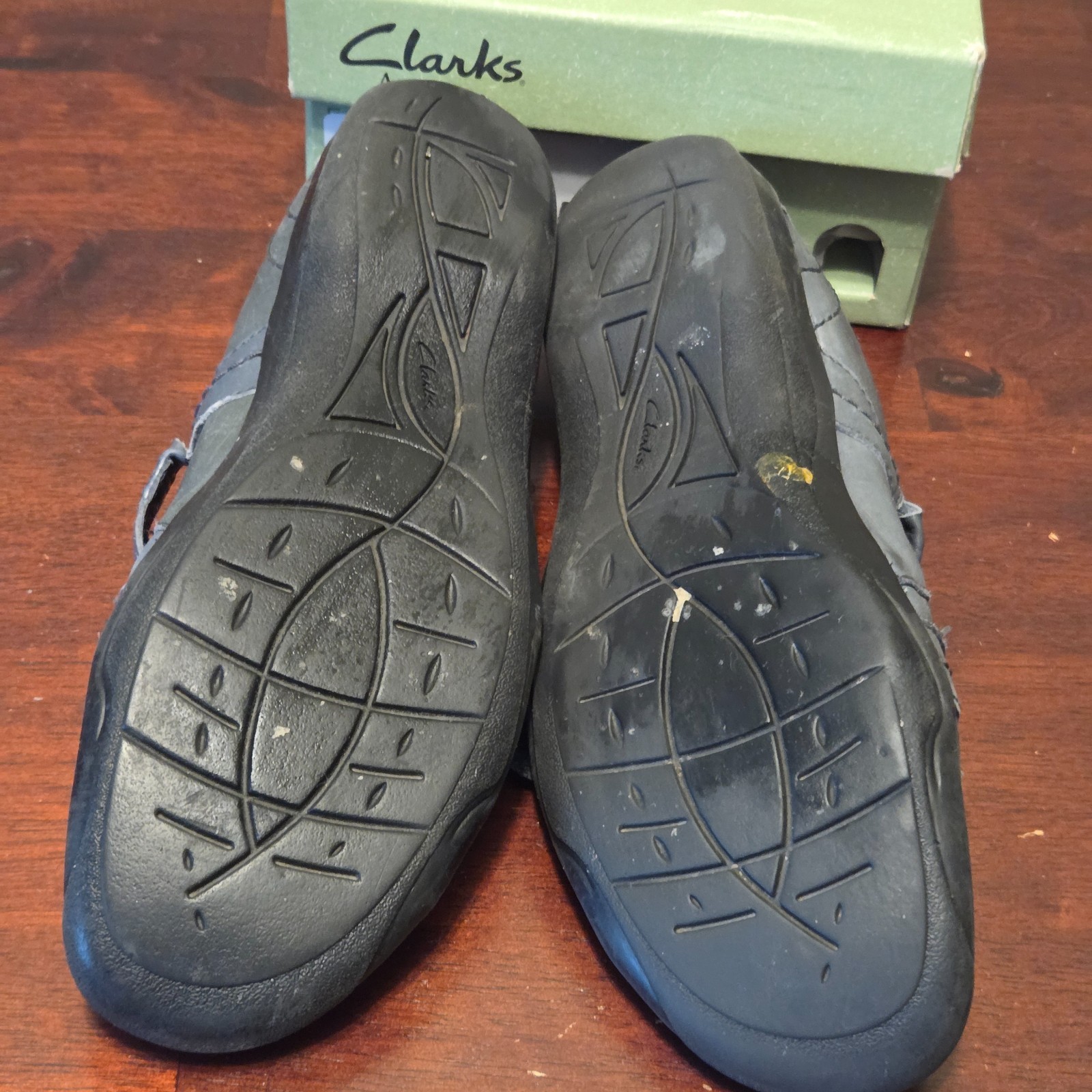 Women’s Clarks Artisan Gray Leather Mary Janes w/Fabric Fastener Closure Button