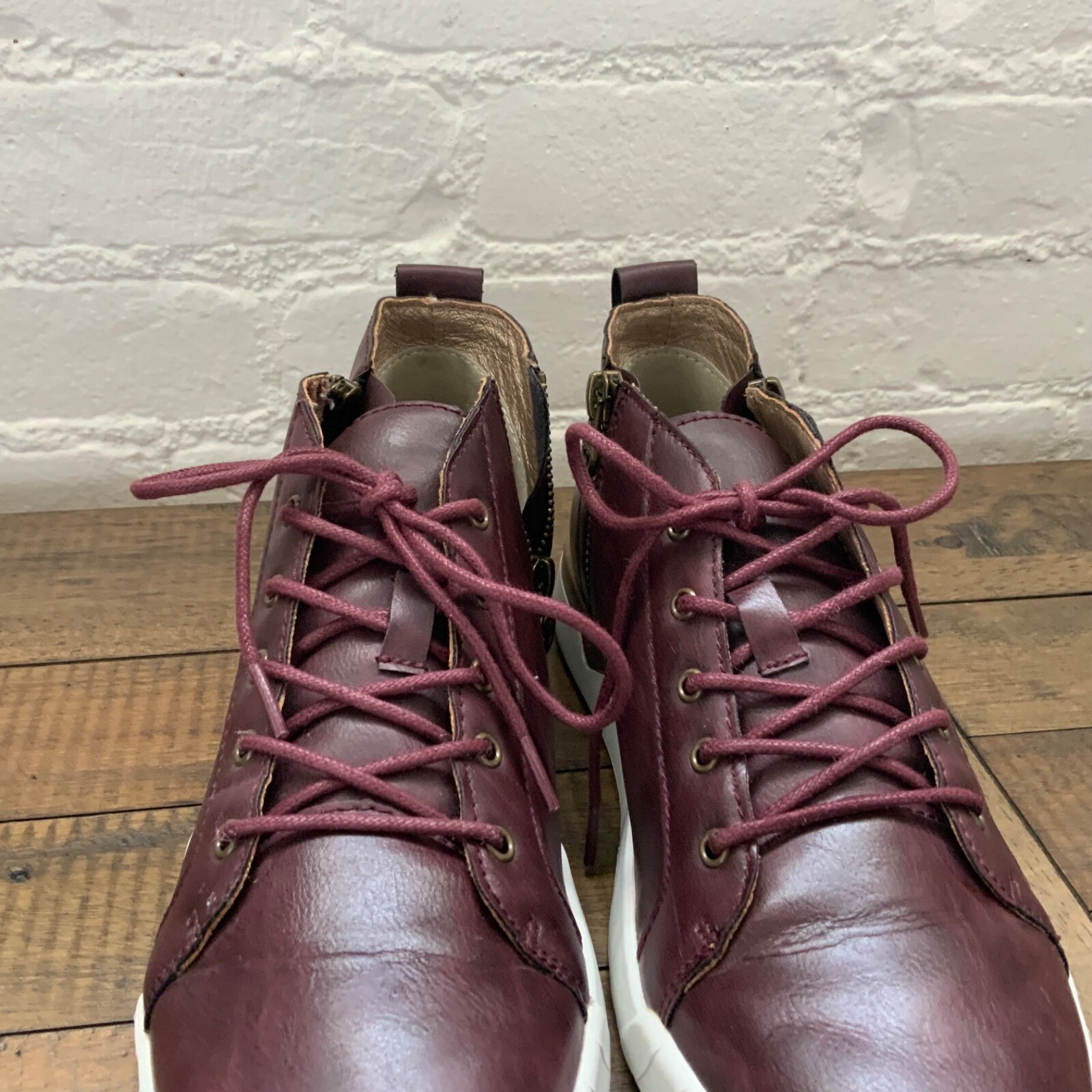 JSport Womens Cranford Shoes Side Zip Sz 8.5 Burgundy Vegan Leather Sneakers