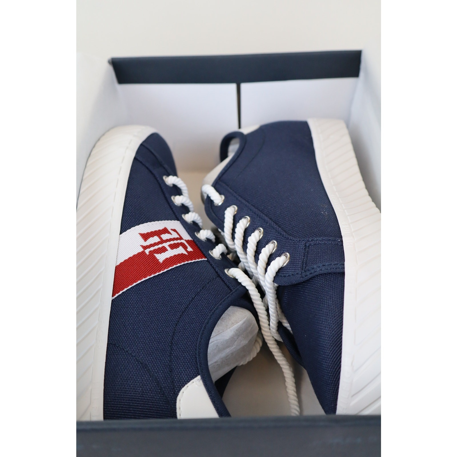 NEW Tommy Hilfiger Hartliy Sneakers Women’s Navy Blue Low Top Lace Up Size 9.5M