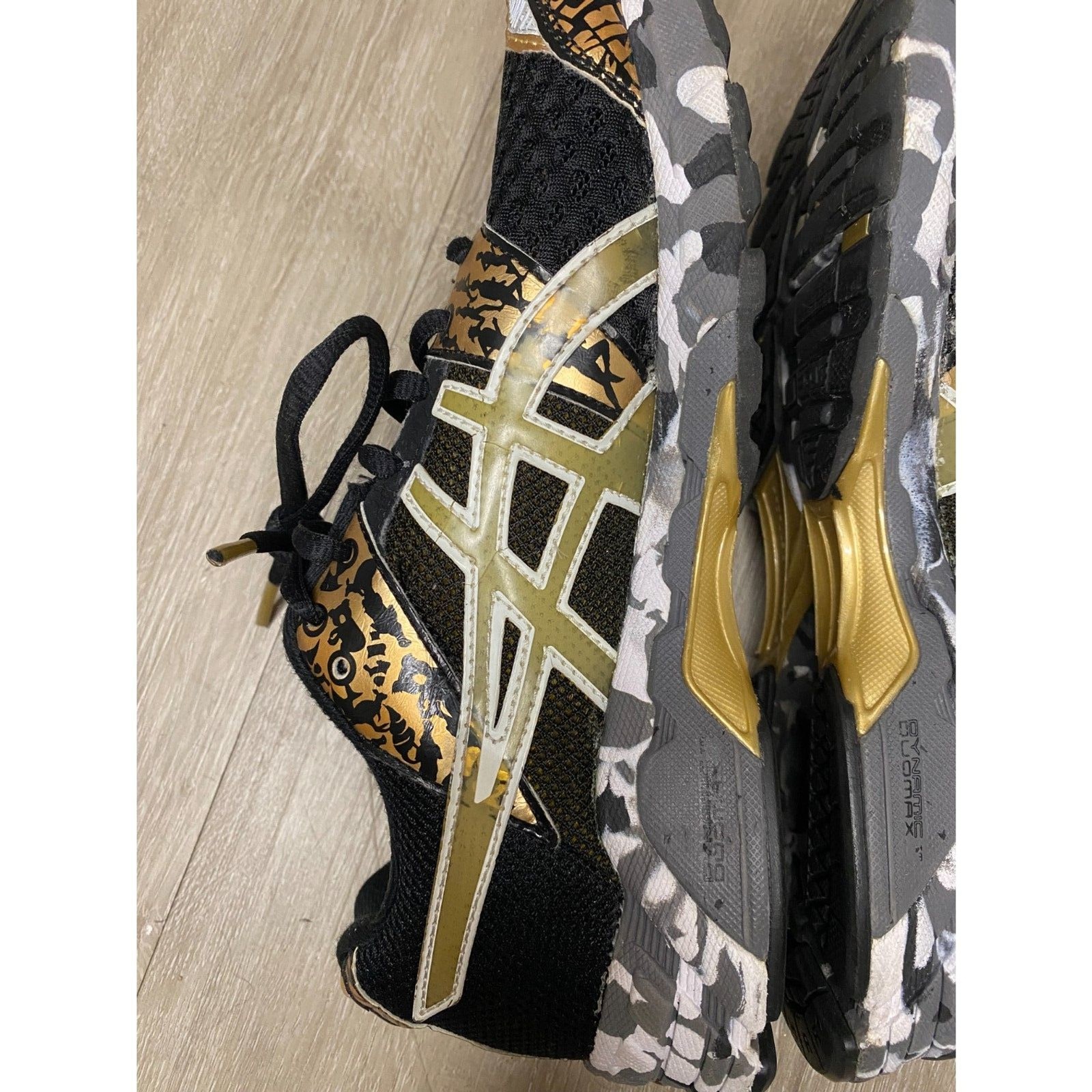 ASICS GEL-Noosa Tri 8 “Black/Gold Camo” T356N / C301N