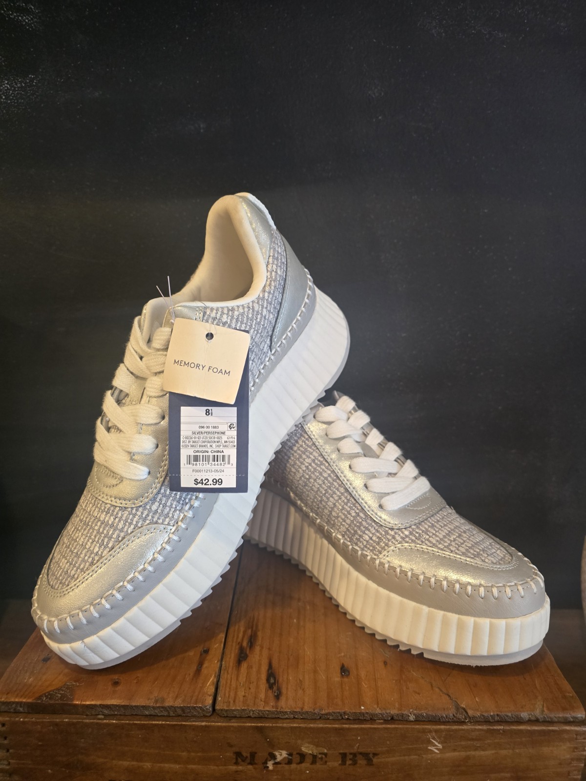 Universal Thread Womens Silver Persephone Sneakers Memory Foam Sz 8.5 New w Tags