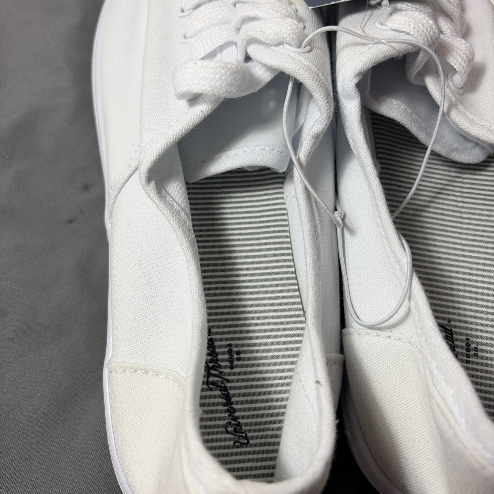 Universal Thread Women’s White Canvas Lace Up Sneakers Size 11 NWT Casual Shoes