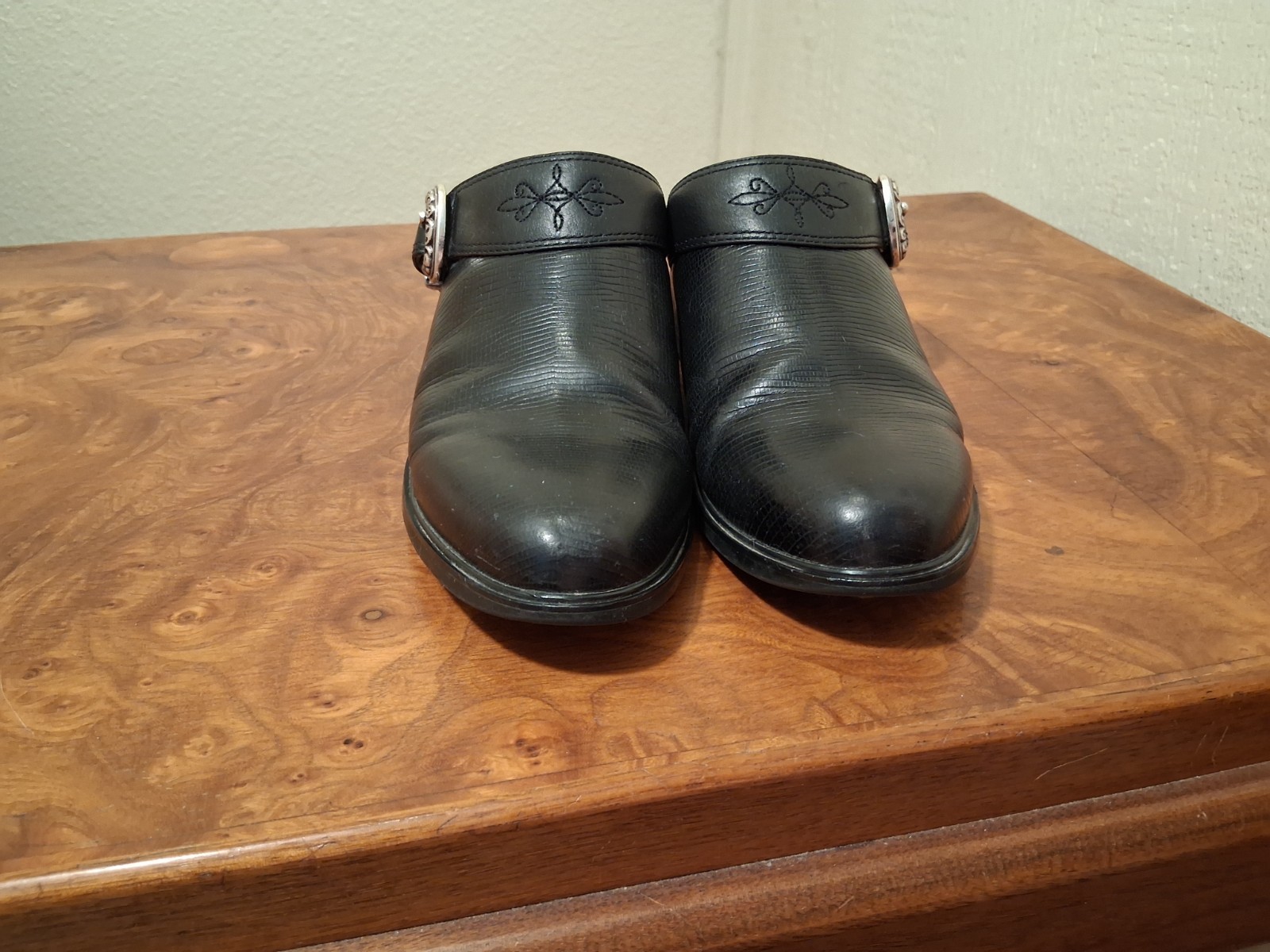 Ariat Women’s Western Style Mule. Size 7 B. Black. Silver Western Buckle.