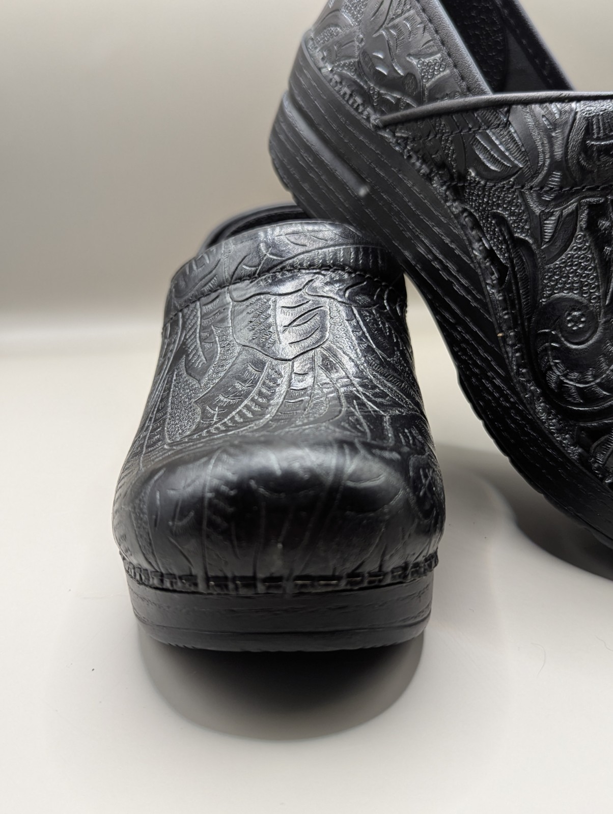 Dansko Professional Black Tooled Leather Clogs NWOB Women’s Size 37 (6.5-7)