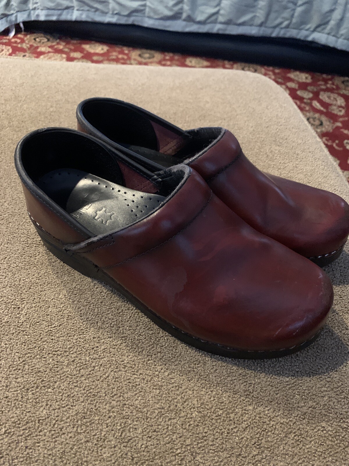 Women’s Size 39 (8.5-9) M Dansko Cherry Mahogany Red Professional Clogs (TD)