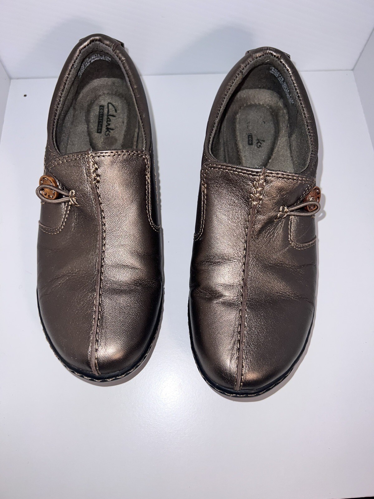 Clarks, 7.5M, leather slip on bungee wooden button, toggle golden bronze loafer