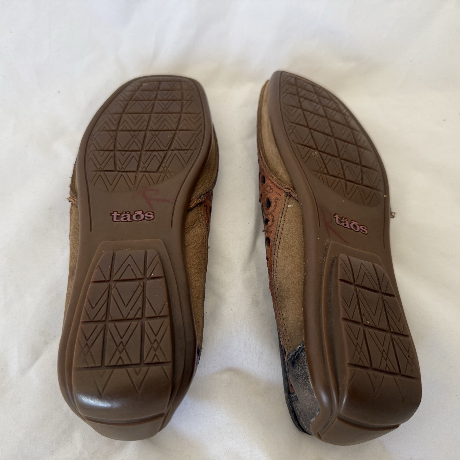 Taos Expose Driving Loafers Size 7 Slip-On Saddle Brown Leather Laser Cut Flats