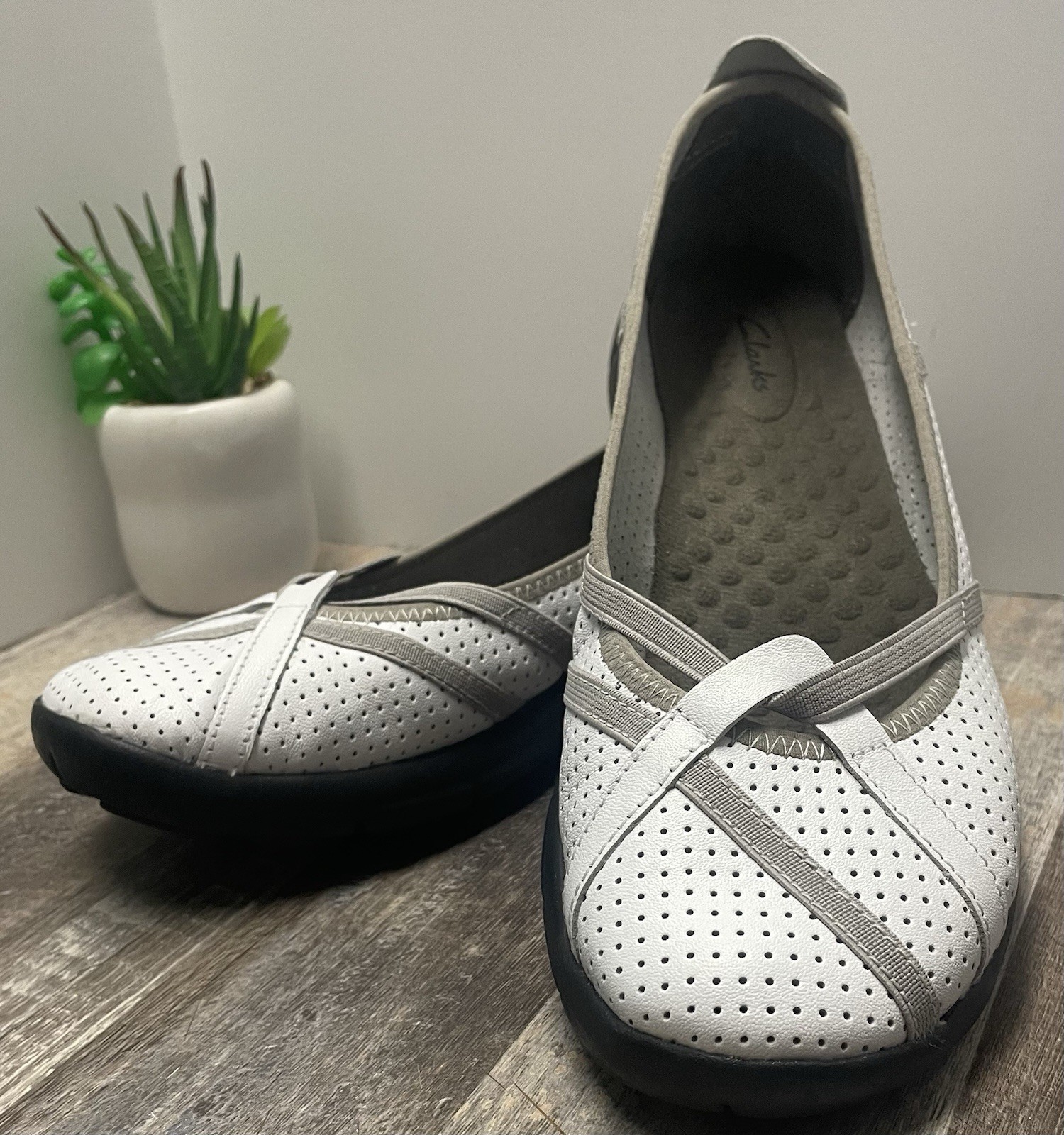CLARK’S Privo P-Berry Ballet Flats White Leather Beige Accents Women’s Size 8.5