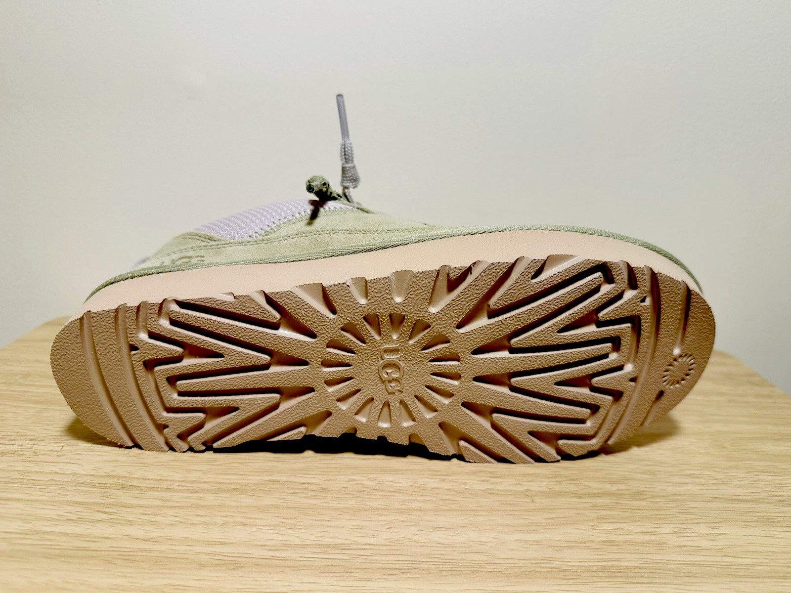 Ugg Lowmel lace up suede textile upper sneaker shoes moss green NWOB size 8