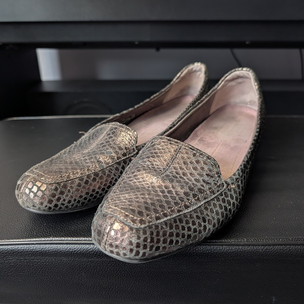 Clarks Women’s Size 9 M Leather Loafers Low Heel Comfort Shoes Snake Embossed