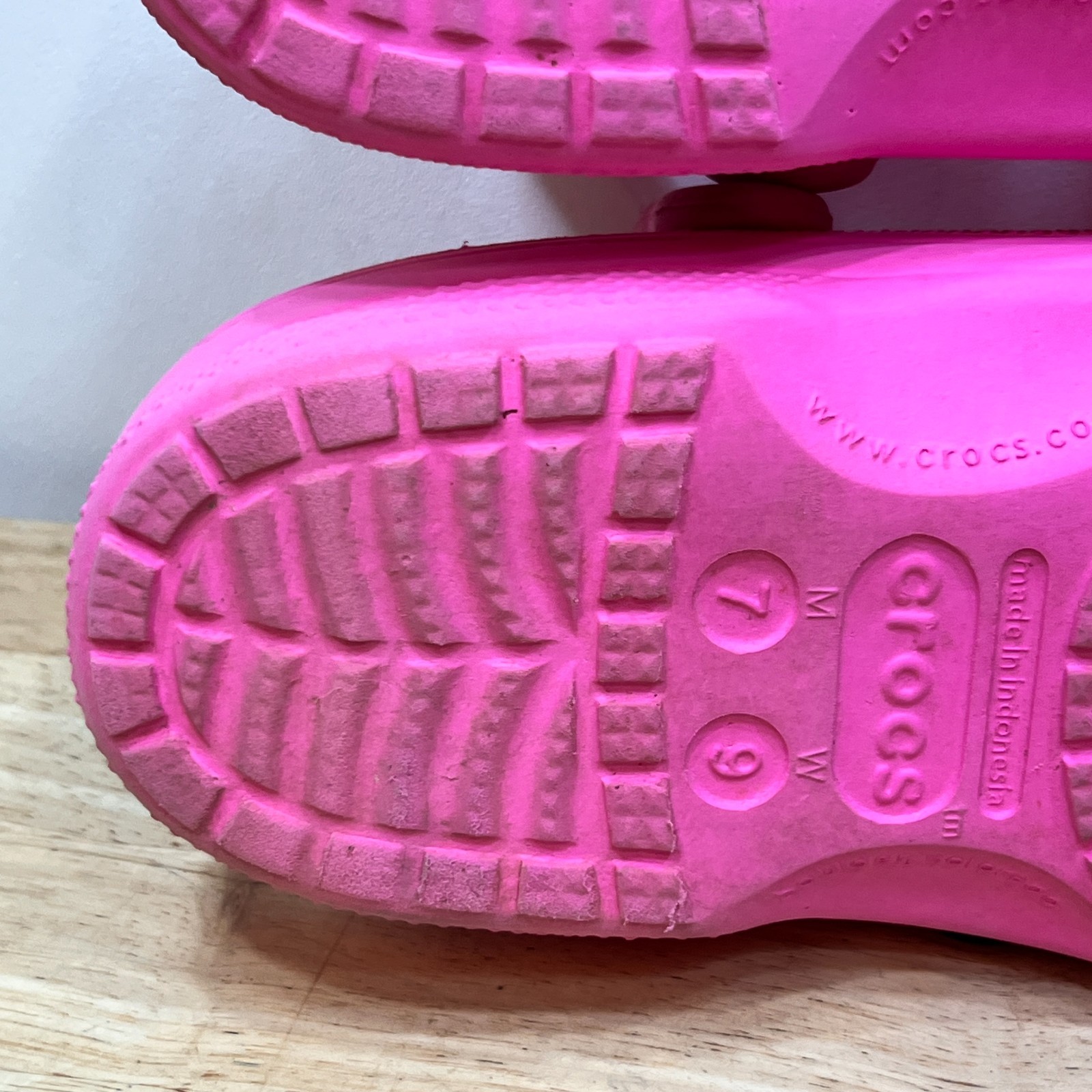 Crocs Baya Clog Neon Pink Sandals Shoes Womens 9 Mens 7 Comfort Slip On