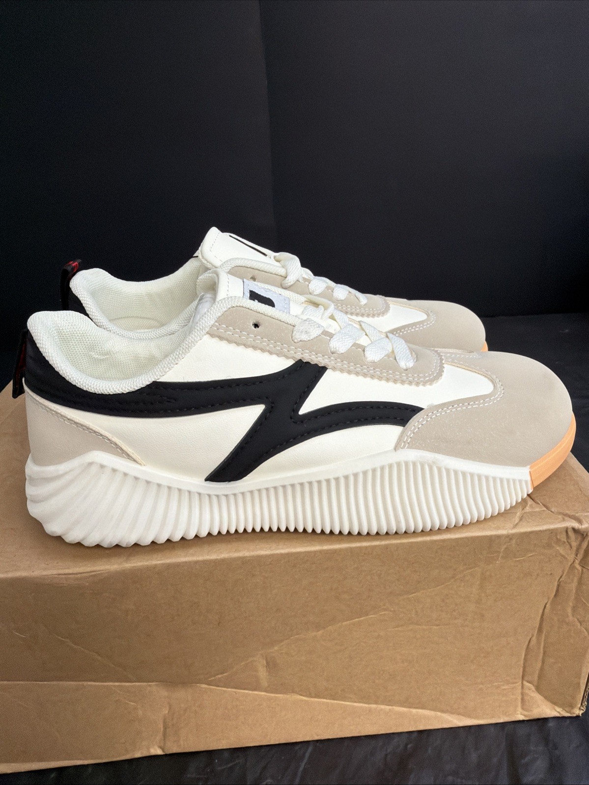Women’s De Florence Vintage Sneakers Italy Shoe Size 7.5 Beige White & Black NEW