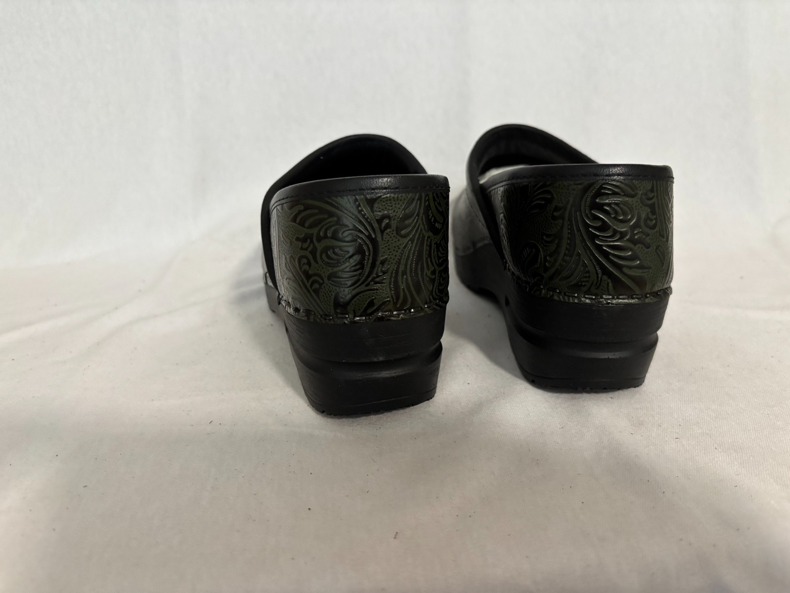 New in box Sanita The Original Danish clogs dark green size 6