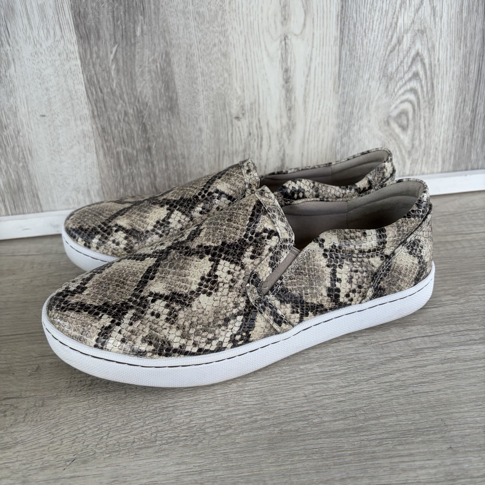 Clarks Snake Print Slip-On Leather Sneaker Shoes Womens 8.5 W Wide Pawley Bliss