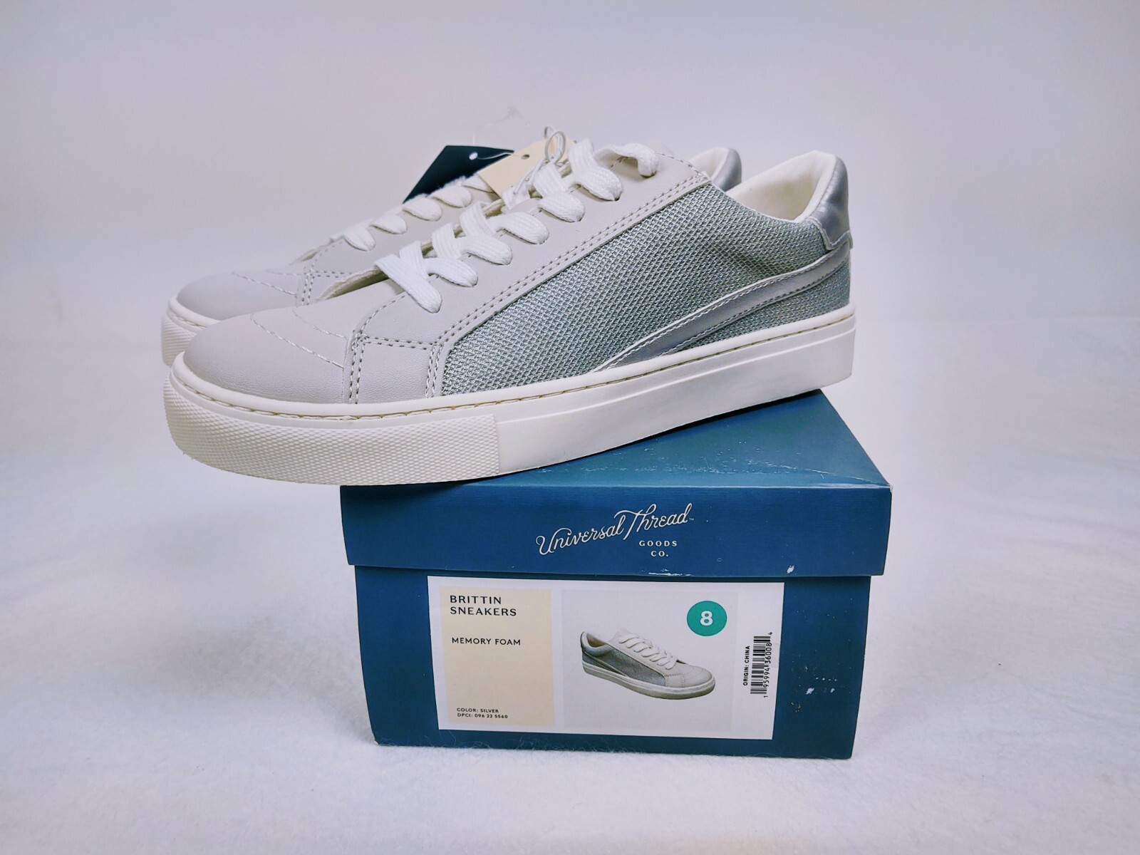 Universal Thread Brittin Sneakers Women’s Size 8 White Gray Low Top Casual Shoes