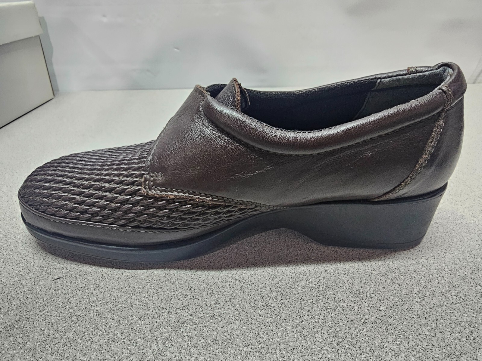 NIB RelaxShoe Eden Womens Size 6.5 Brown Leather Casual Walking Shoe Comfort