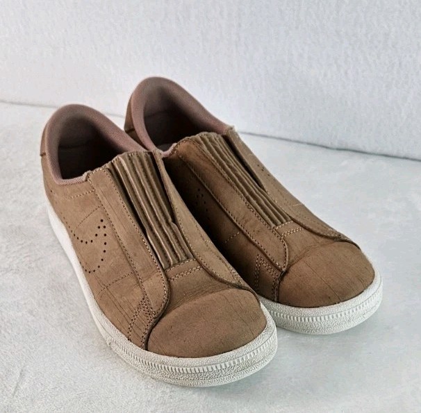 Vintage 2017 NIKE Tennis Classic Ease Shoes Women’s 7 Brown Sneakers 896504-200