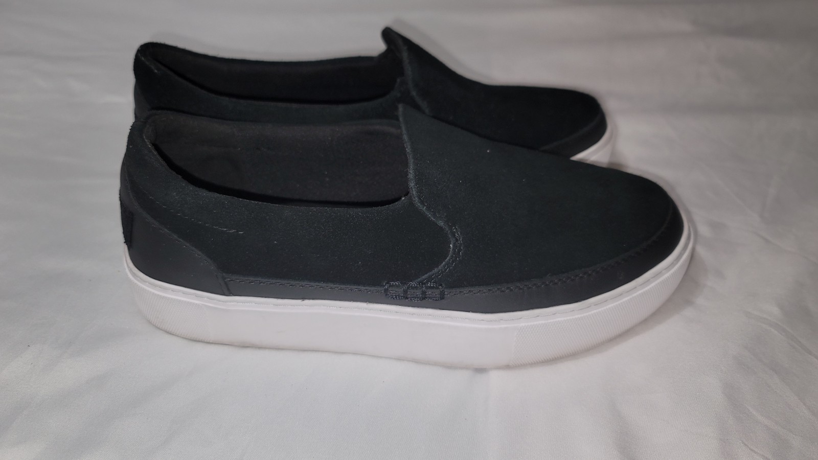 UGG Women’s Black Slip-On Canvas Sneakers Round Toe US 7 EU 38 MPN 1170553