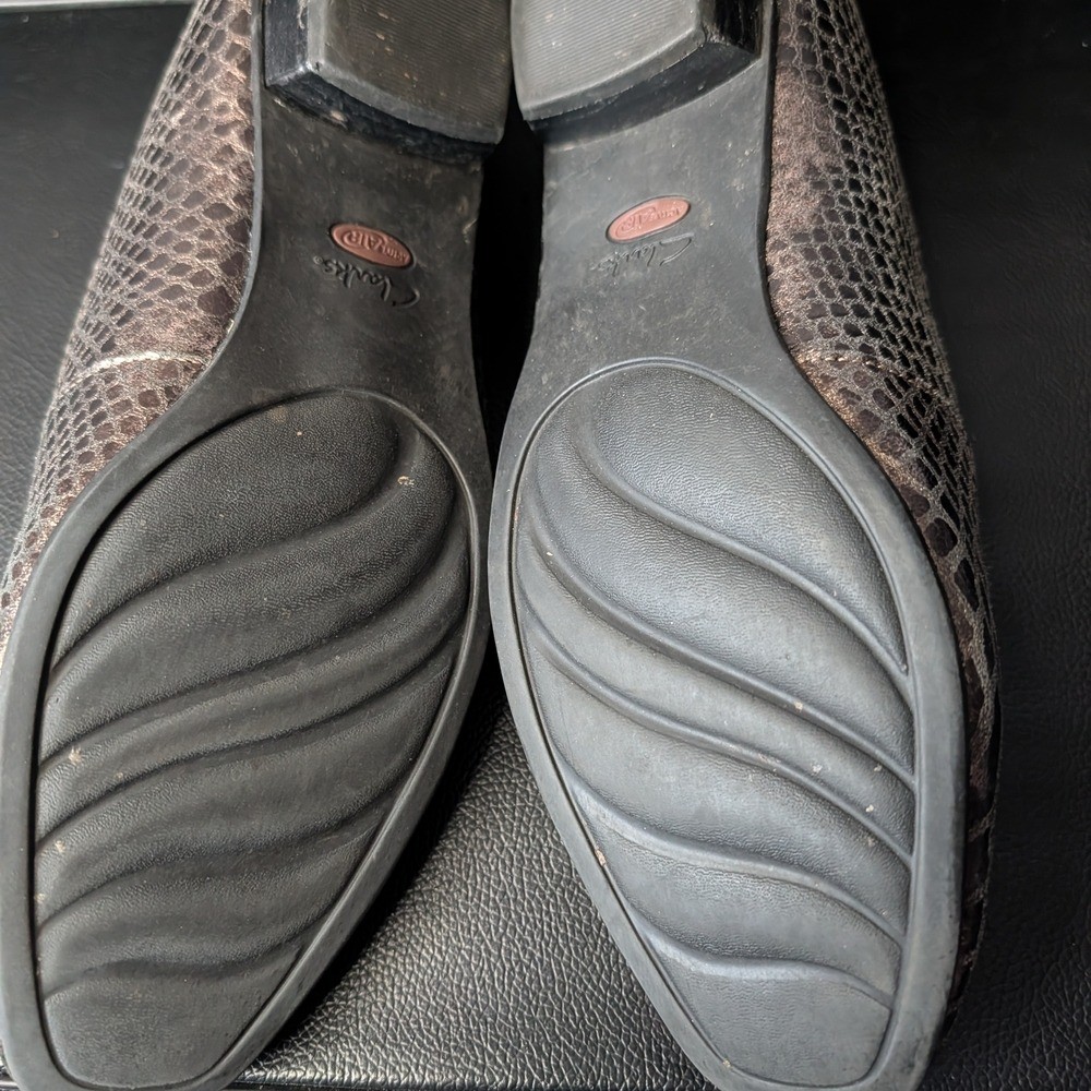 Clarks Women’s Size 9 M Leather Loafers Low Heel Comfort Shoes Snake Embossed