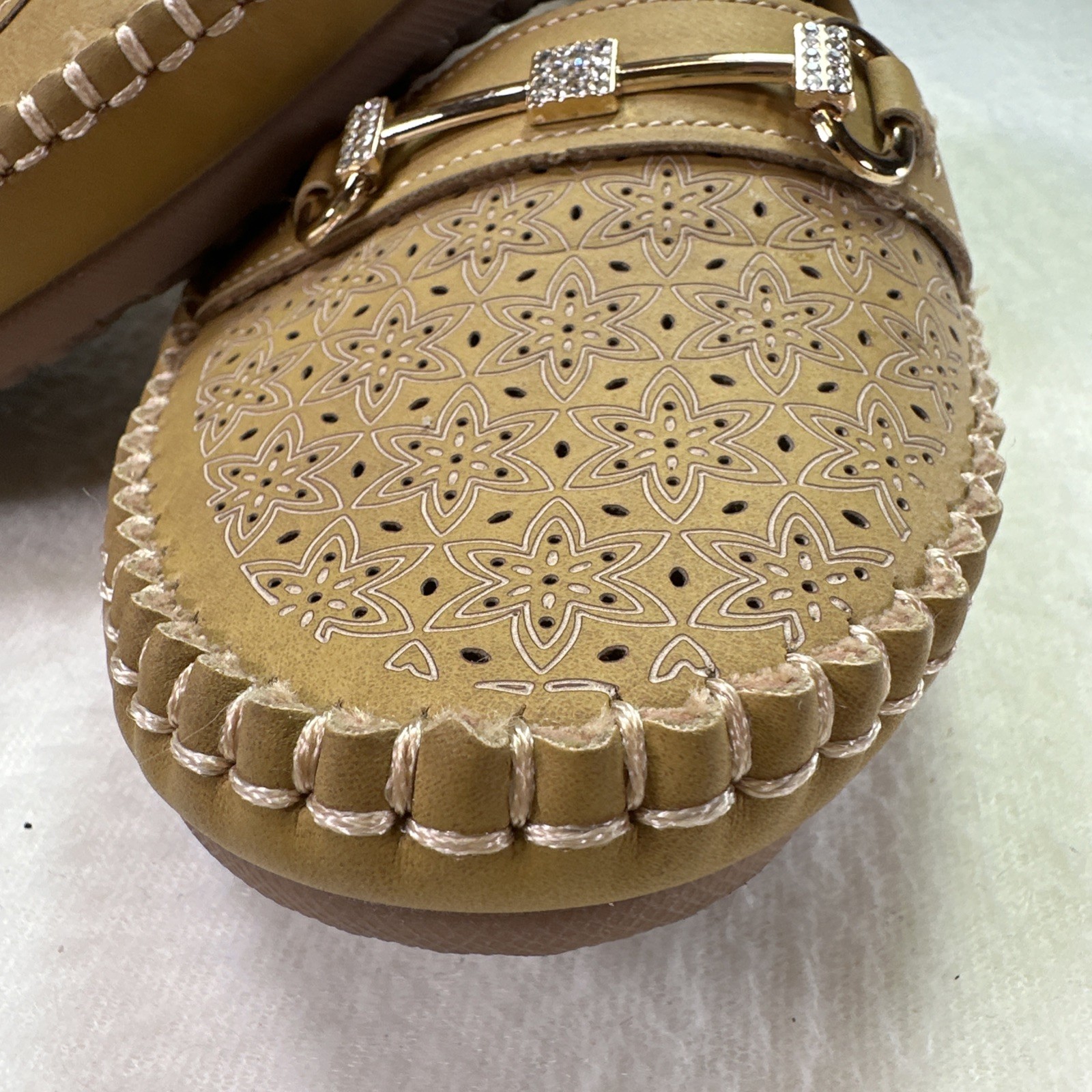 Moccasin Ambu Comfort Womens Size 7 Shoes Flat Slip On Loafers Beige Tan Nwob