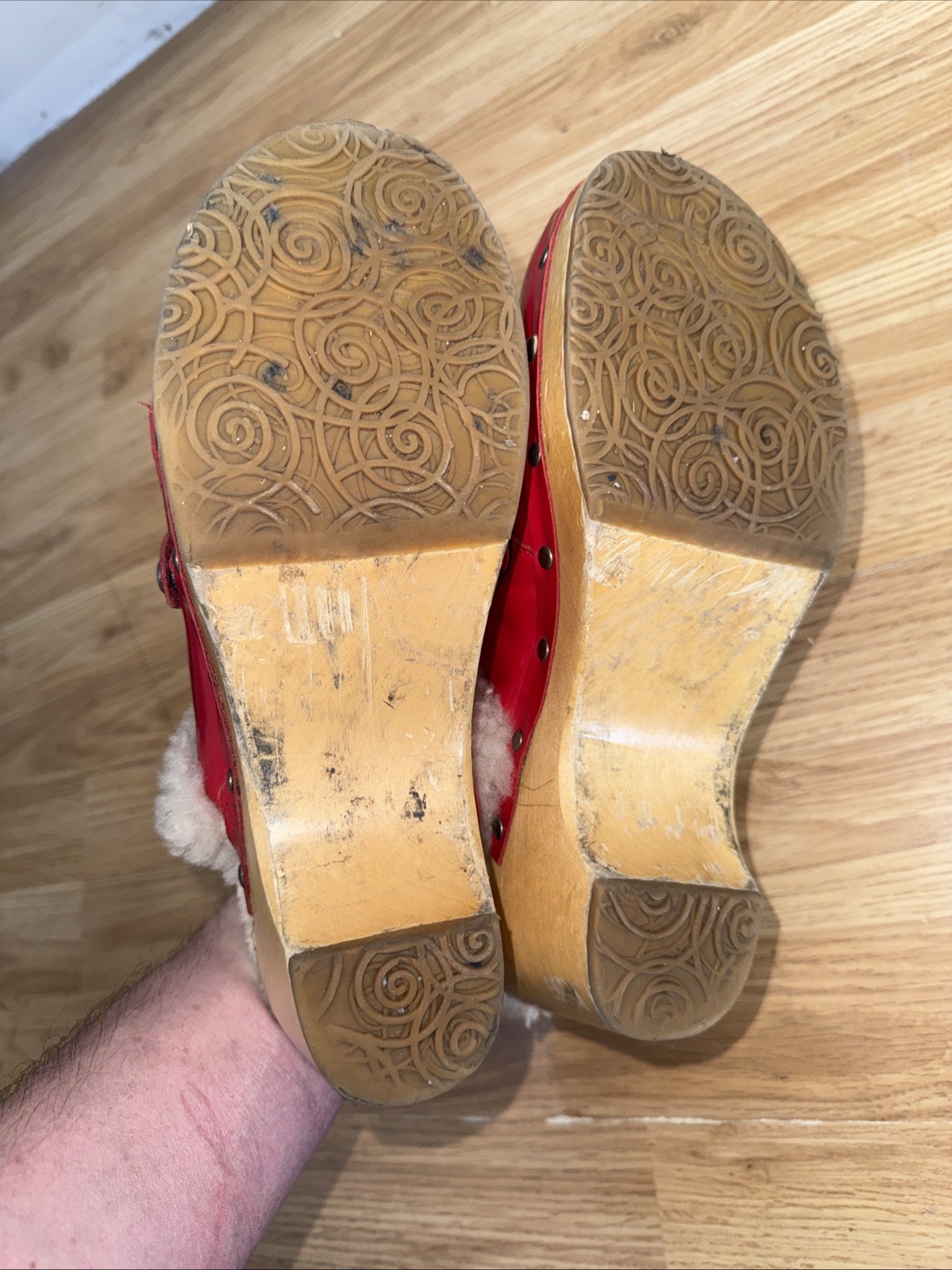 EUC Ugg Red Patent Leather Kiltie Clog With Detatchable Fringe- Sz 9 Rare!