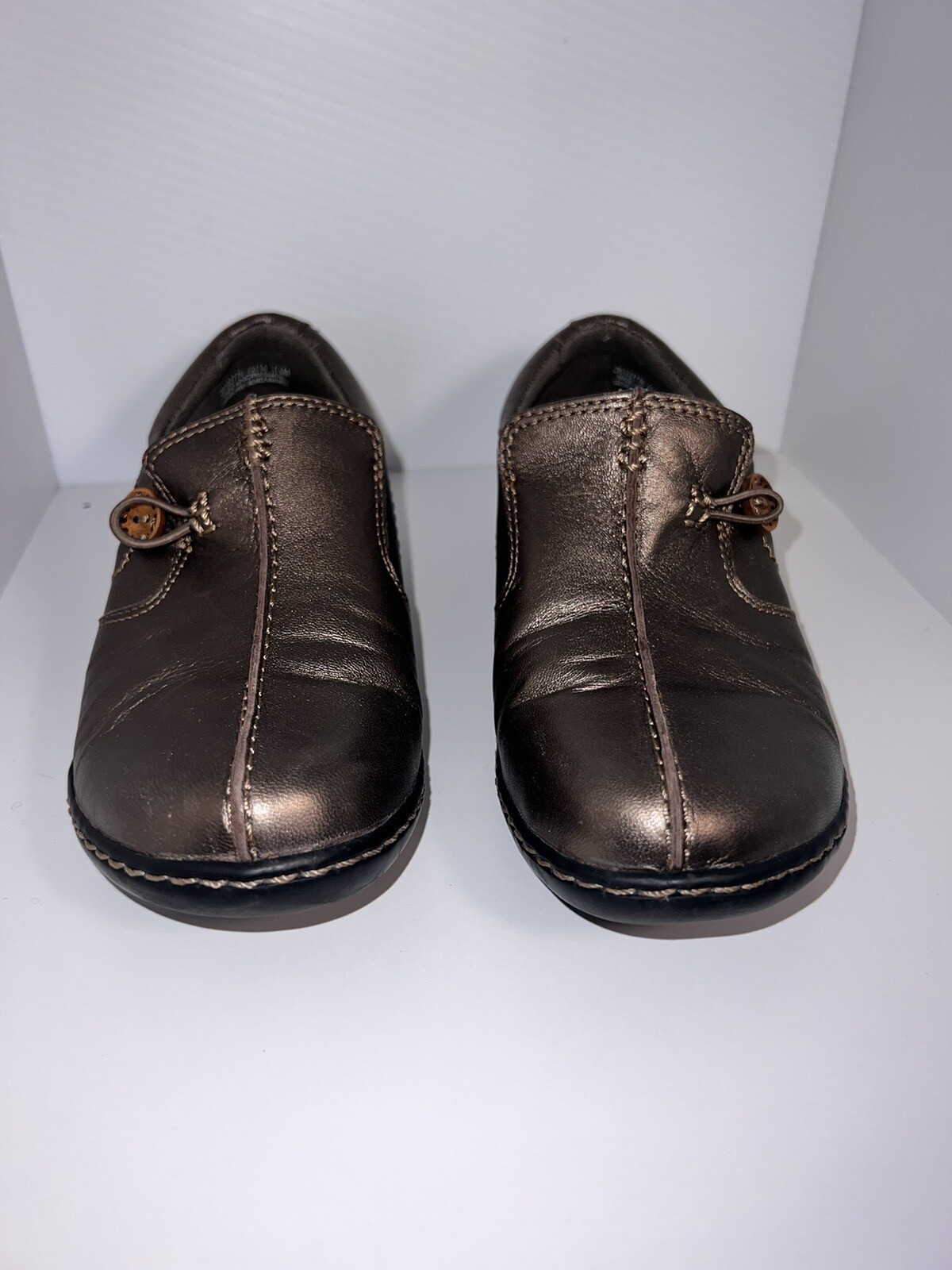 Clarks, 7.5M, leather slip on bungee wooden button, toggle golden bronze loafer