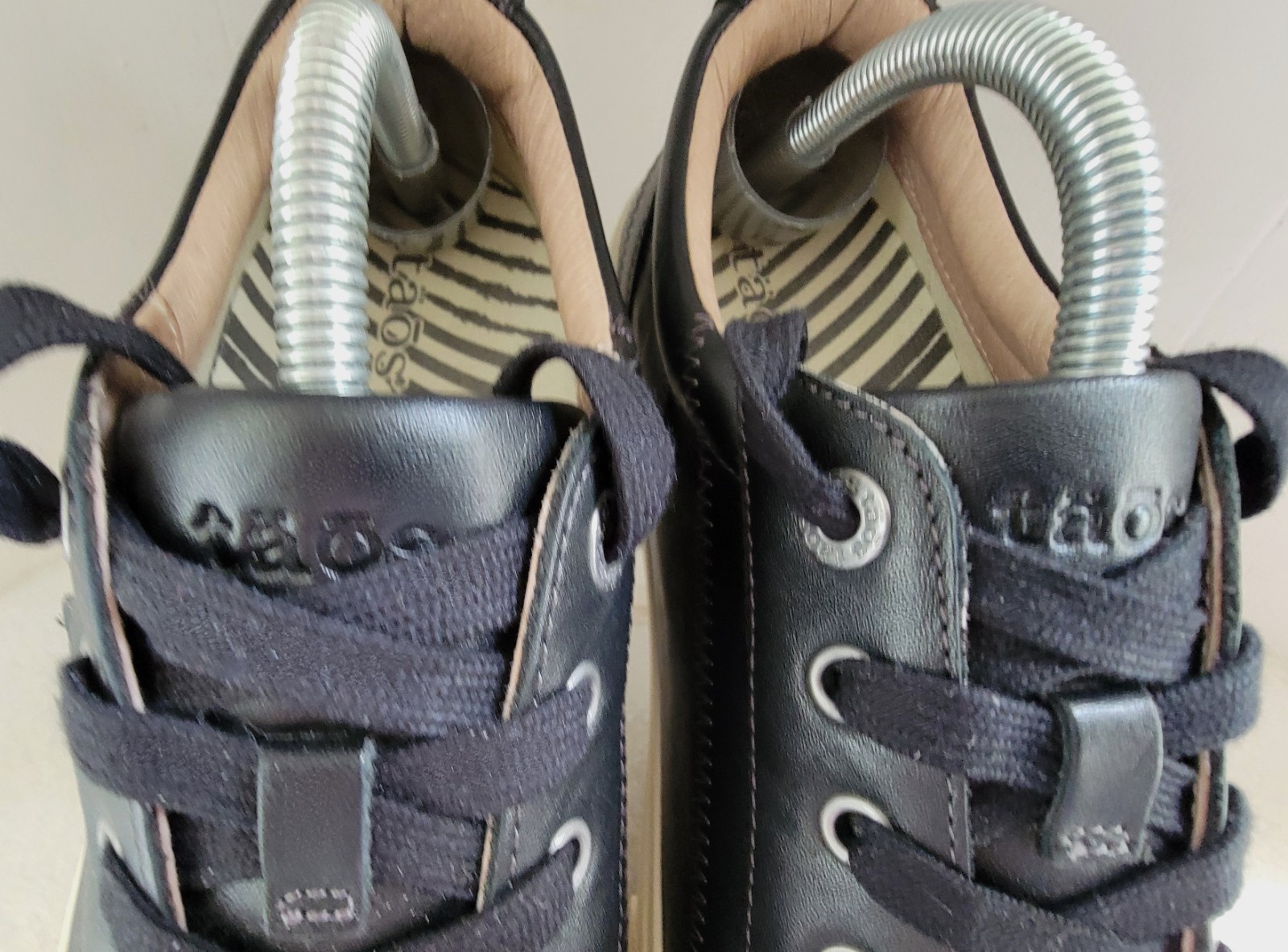 Taos Onward Black Leather Sneakers Size 11 Comfort Arch Support Insole Tie Shoes