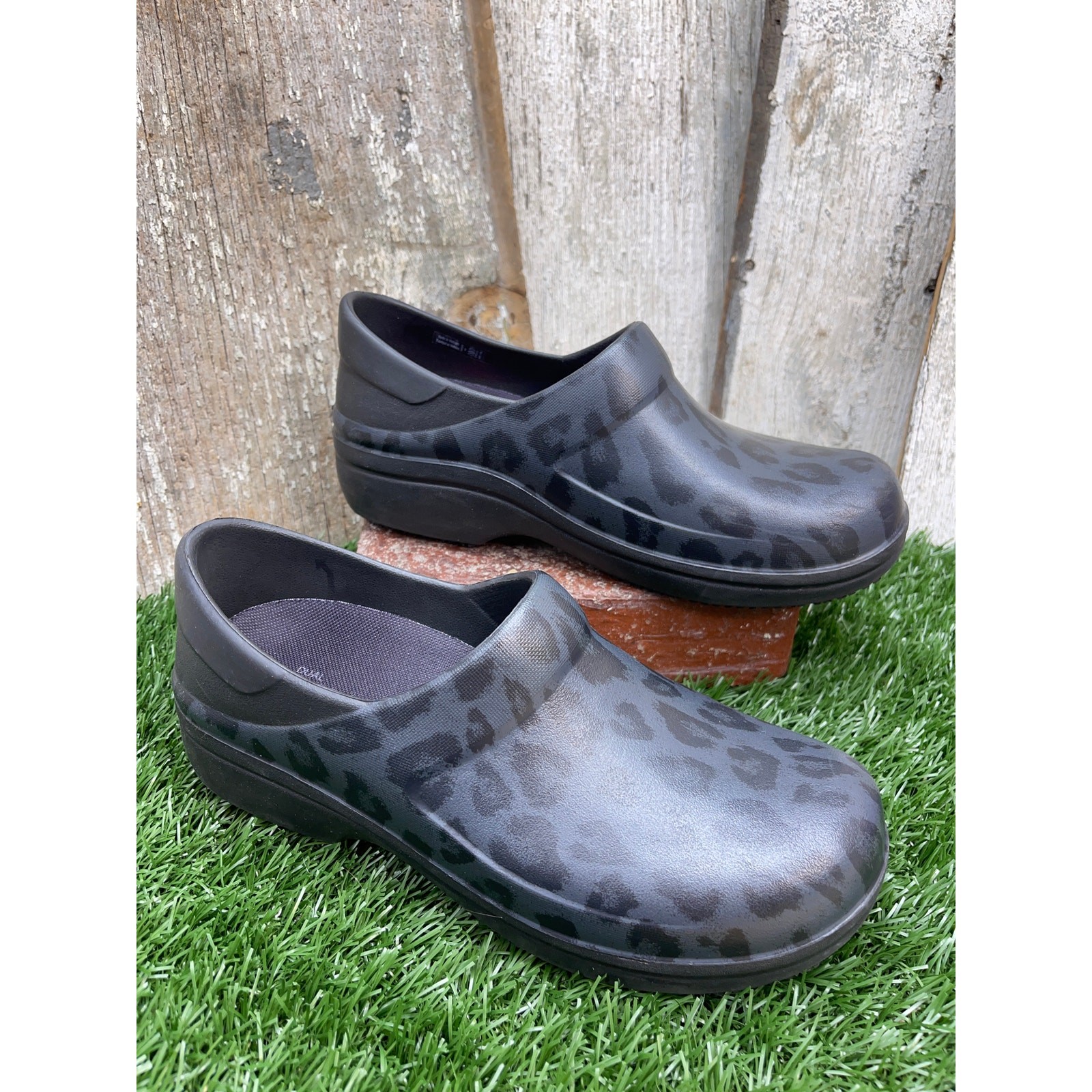 Crocs Work Neria Pro II Graphic Slip-On Clog Black Leopard Print Woman’s Size 8