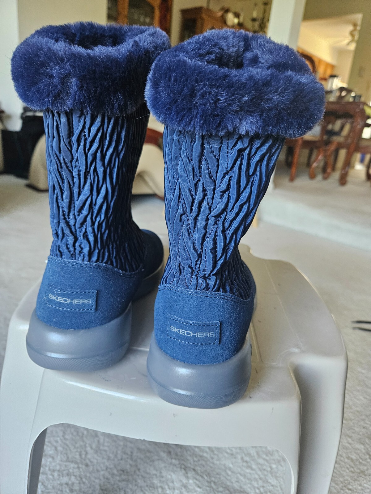 SKECHERS GEN WOMENS SLIP IN US 9 SUEDE AND TEXTILE UPPER SHOES. FAUX FUR LINING