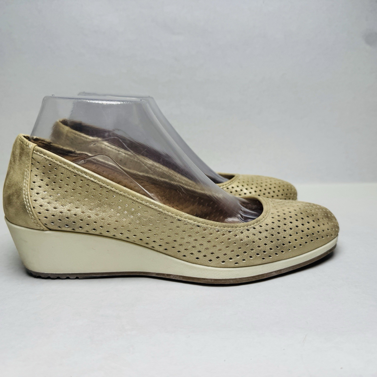 Naturalizer Betina 2 Gold Perforated Wedge Slip On Shoes Womens Sz 8 M Comfort