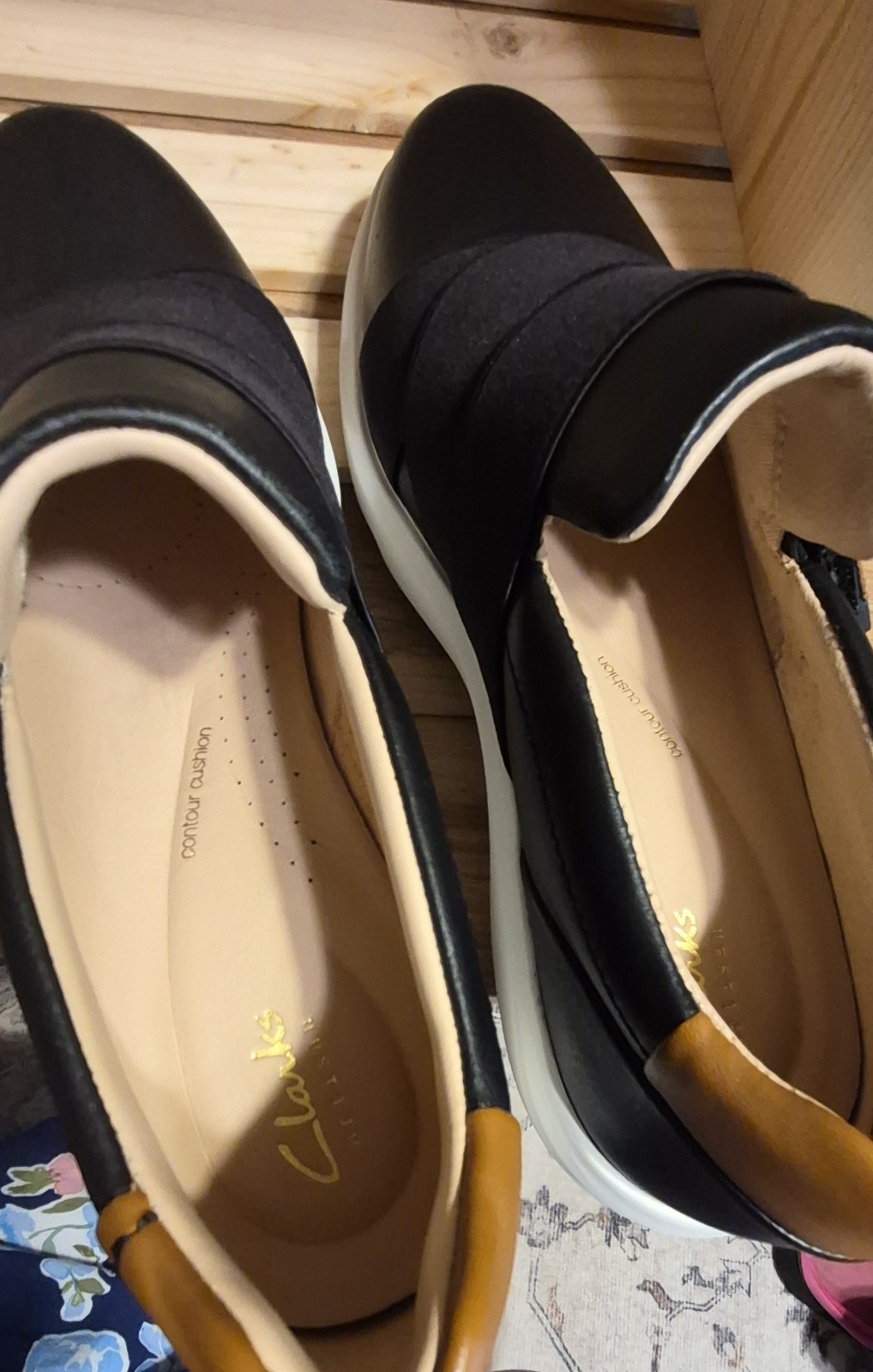 NWOB Clark’s Artisan Unstructured Tivoli Strap Blk Leather Sneakers Womens US 9