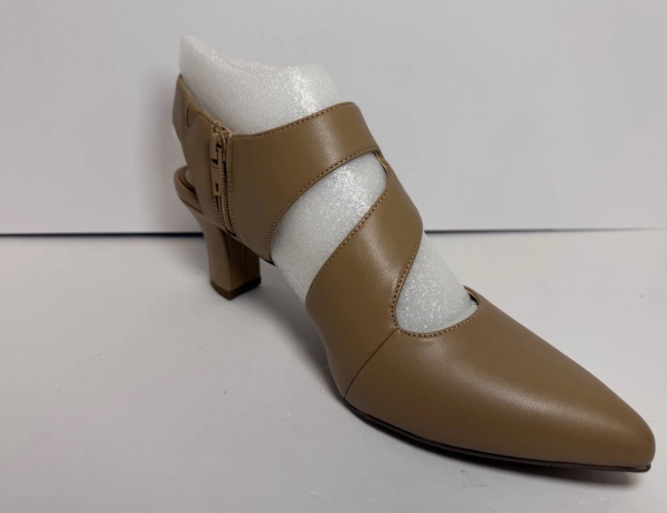 Easy Street Venue Women’s 9.5M Nude Pumps Pointed Toe Comfort Heels NIB