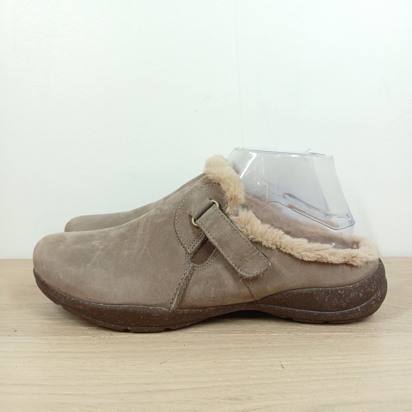 Clarks Clogs Womens 8.5W Beige Suede Faux Fur Lined Comfort Mules Slip On