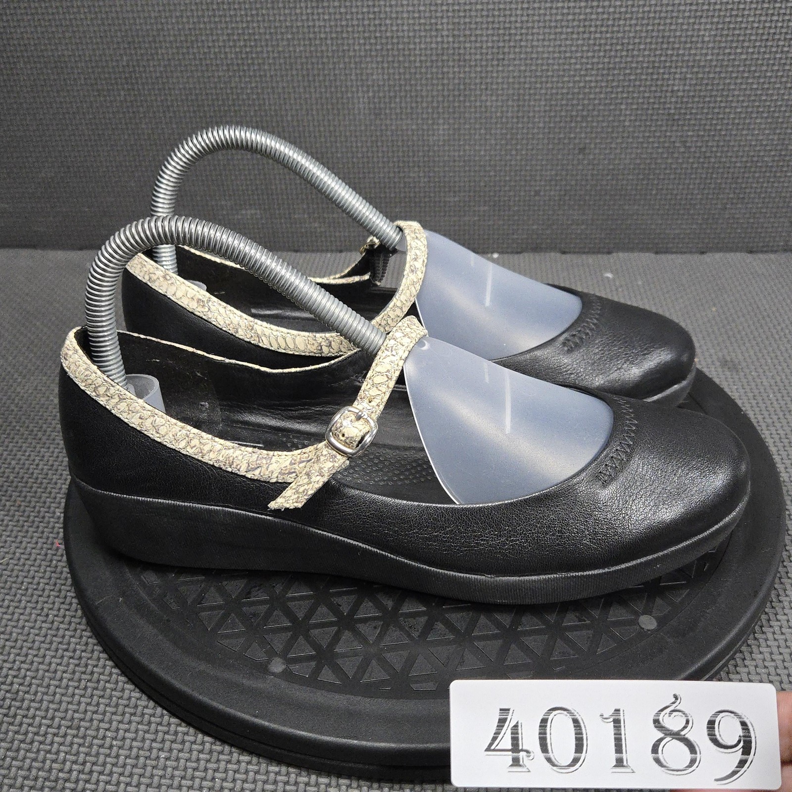 FitFlop Mary Jane Shoes Womens Size 7 Black Leather Animal Print Comfort Flats