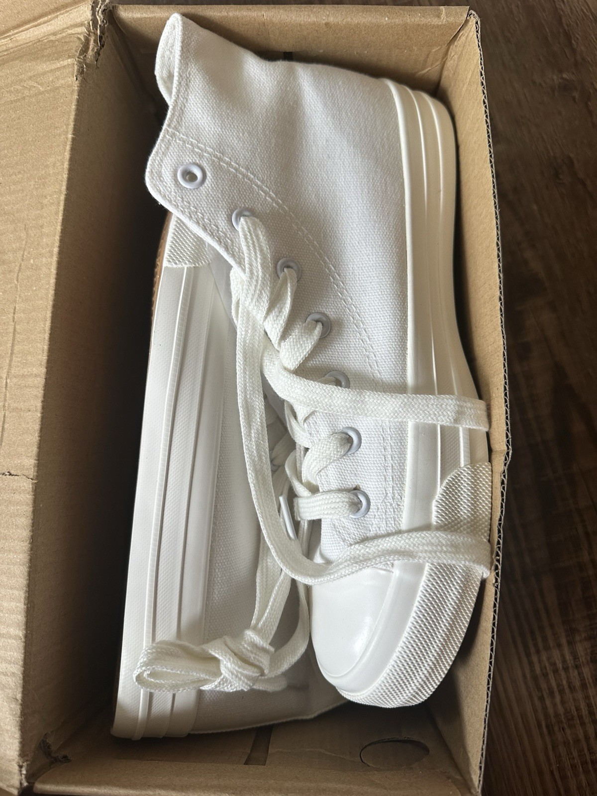Cull4U Women’s White High Top Sneaker Shoe Size 8.5 New In Box