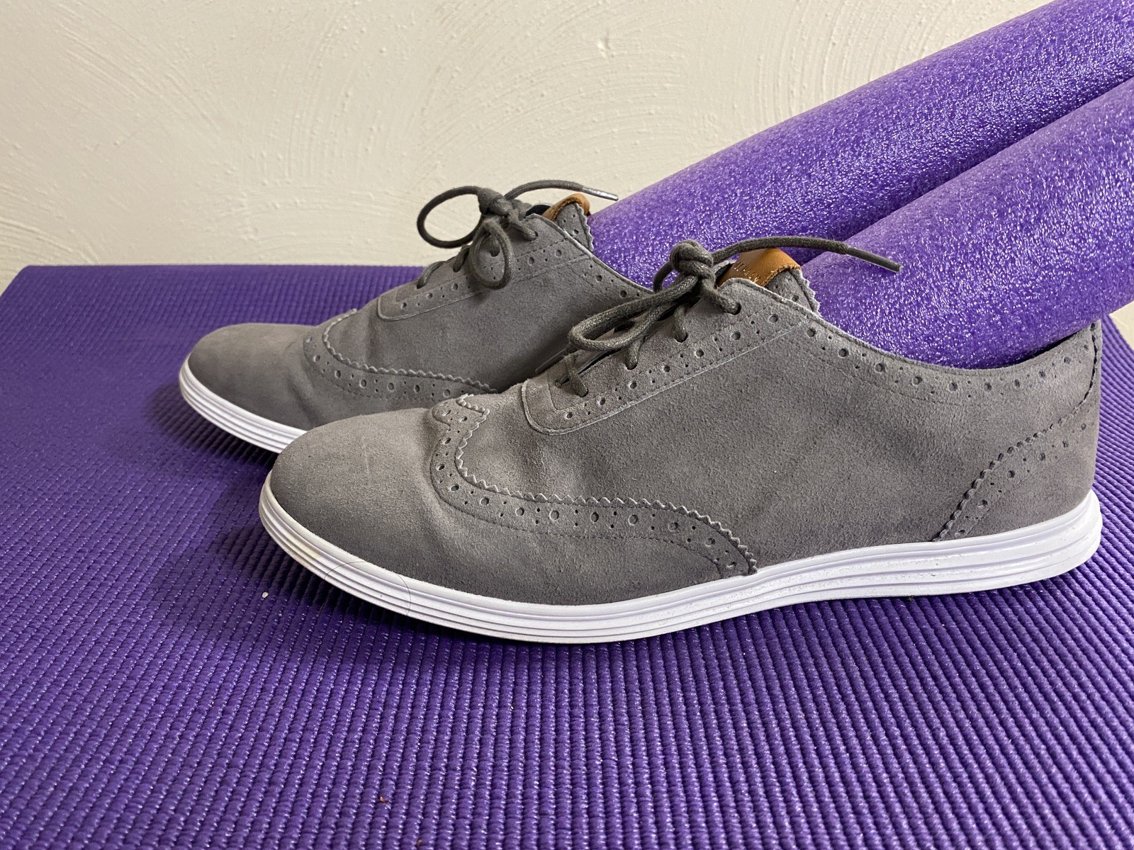 Cole Haan NEW Wingtip Oxfords, size 8.5B, gray suede w. white soles