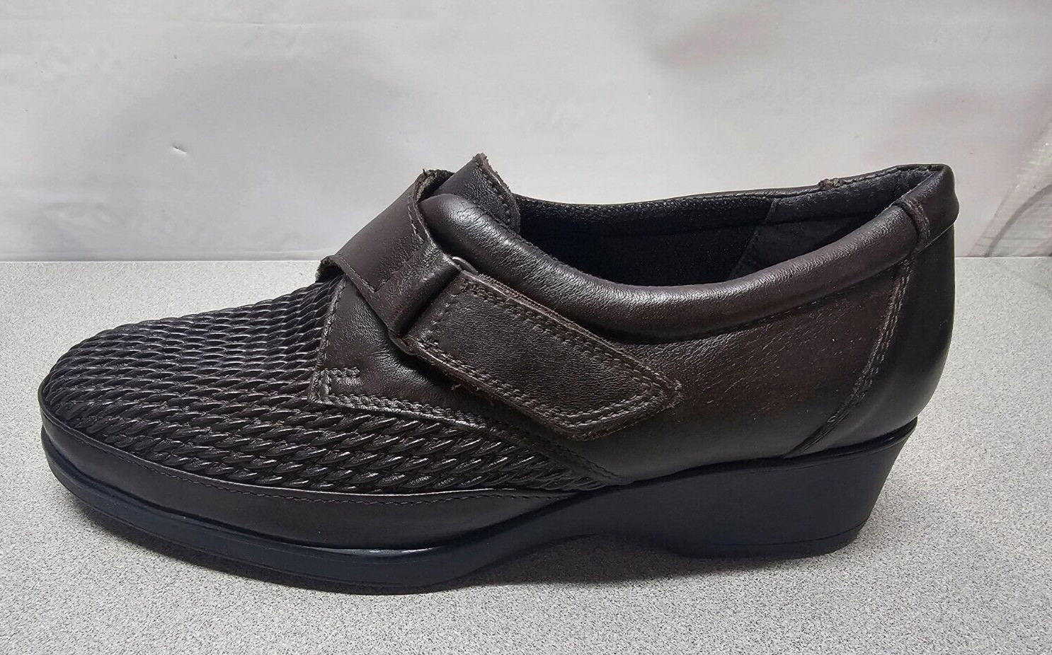 NIB RelaxShoe Eden Womens Size 6.5 Brown Leather Casual Walking Shoe Comfort