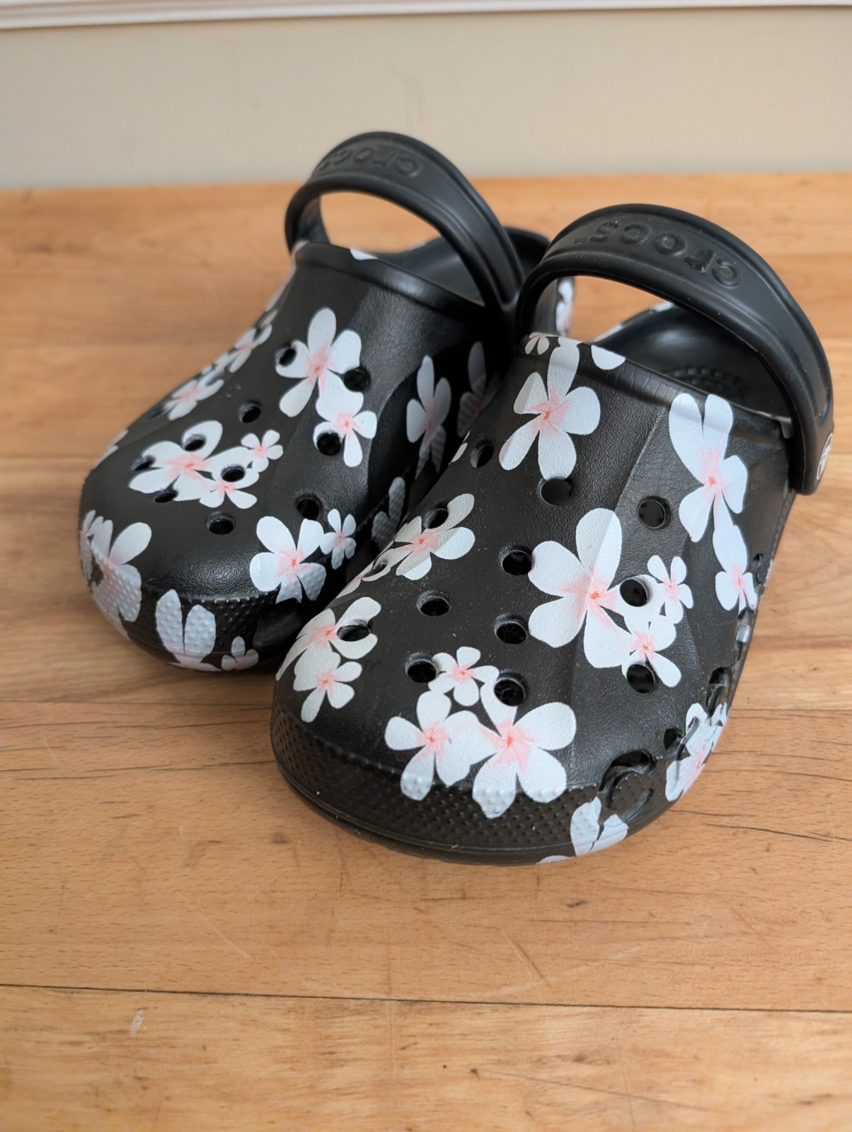 Crocs BAYA Black Flowered Touch Of Pink White Flowers Darling Size M-4 , W-6