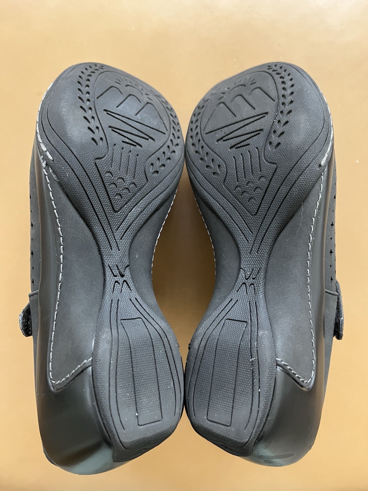 White Mountain Vinto Mary Jane Platform Clogs Women’s Size 8M Black Laser Cut
