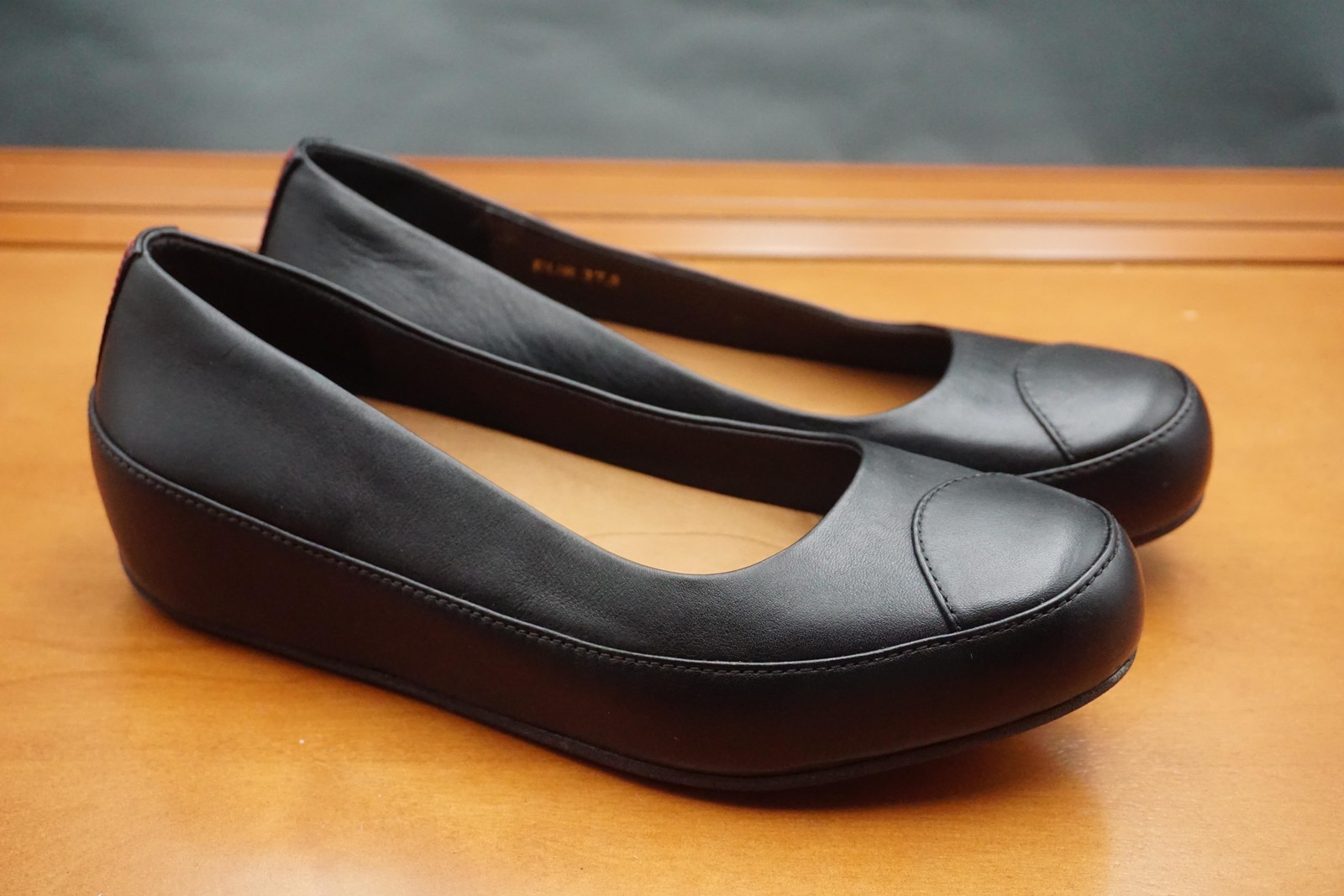 FitFlop Flats Women’s Size 6.5 US Black Leather Cushioned Slip On Casual Shoes