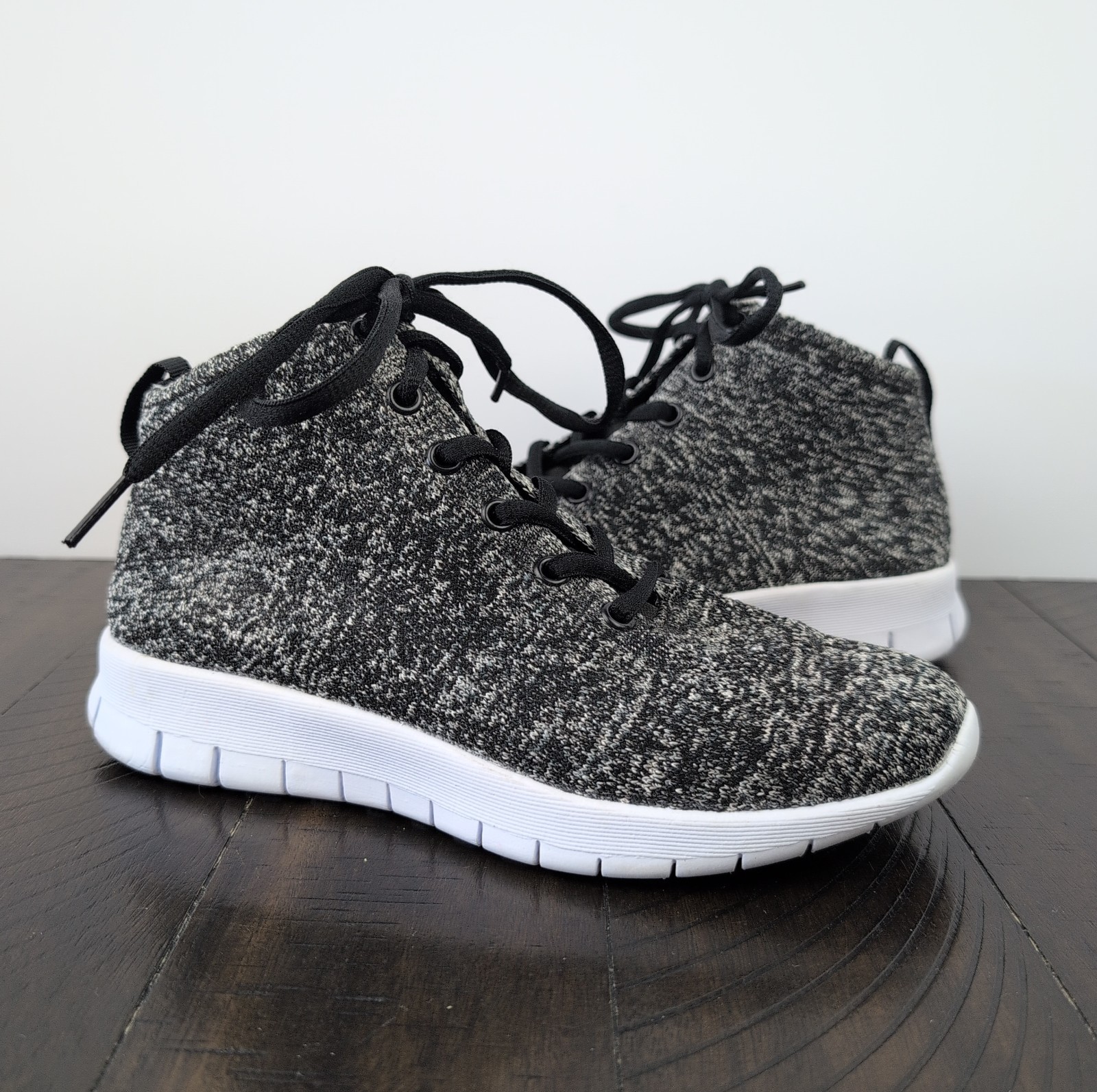 Skechers Black and White High Top Sneakers Lightwegiht Knit Womens Size 7