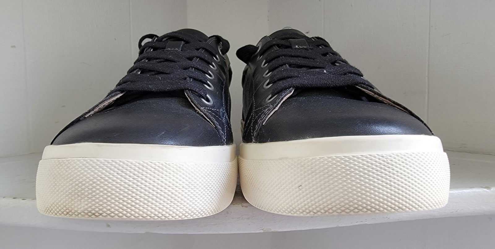 Taos Onward Black Leather Sneakers Size 11 Comfort Arch Support Insole Tie Shoes
