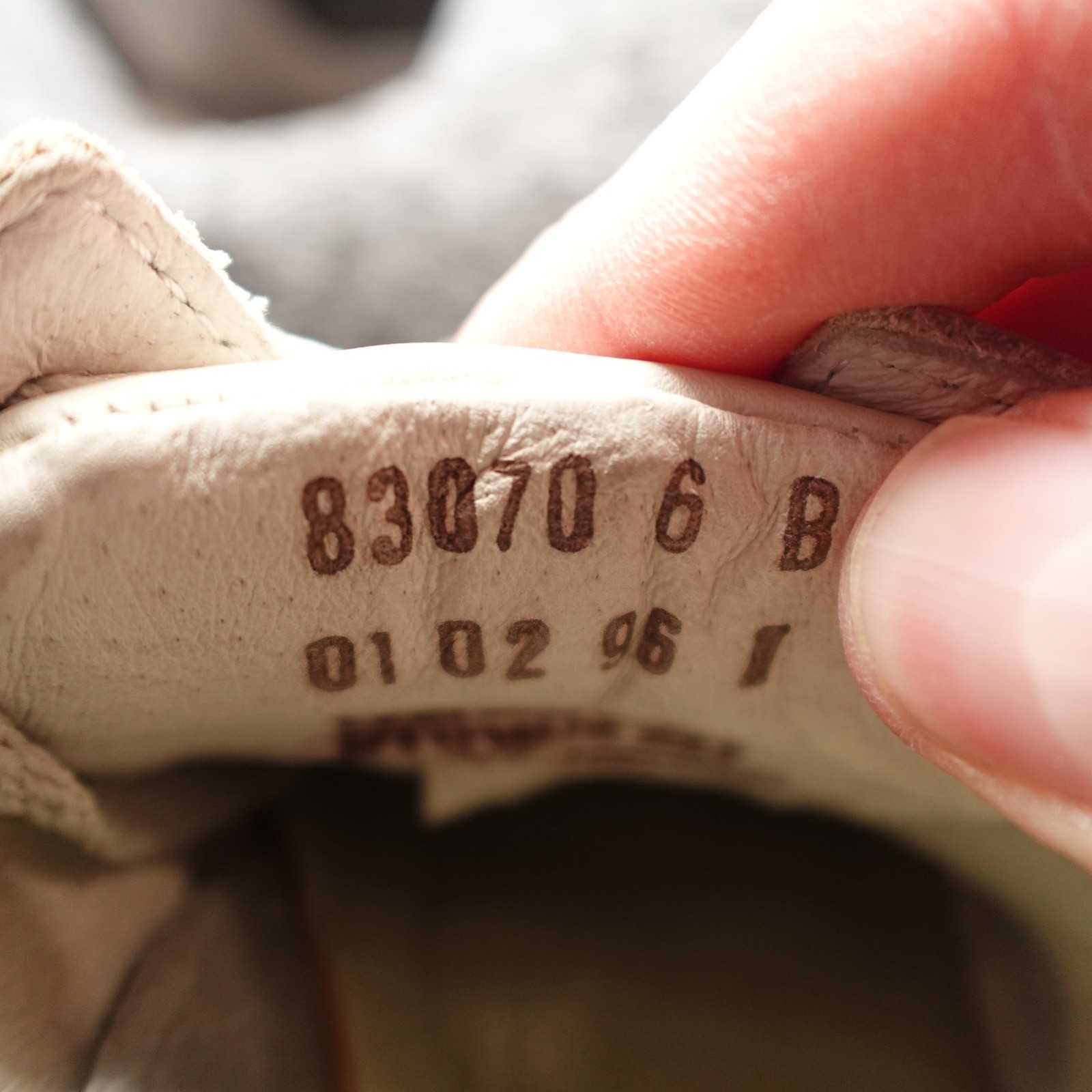 Cabelas Shoes Womens 6B Leather Comfort Shoes Beige Vibram Sole 83070 Flaws