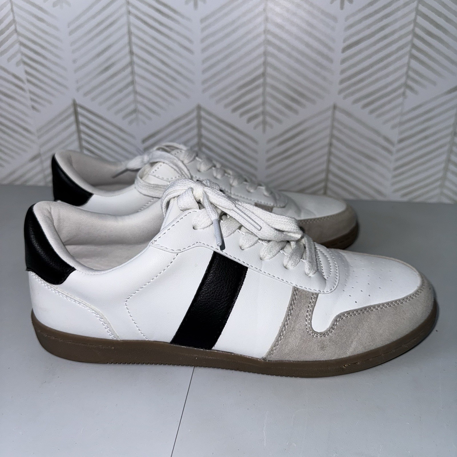 Universal Thread Women’s 9 Nikita Fashion Sneakers White Black Athletic Shoe