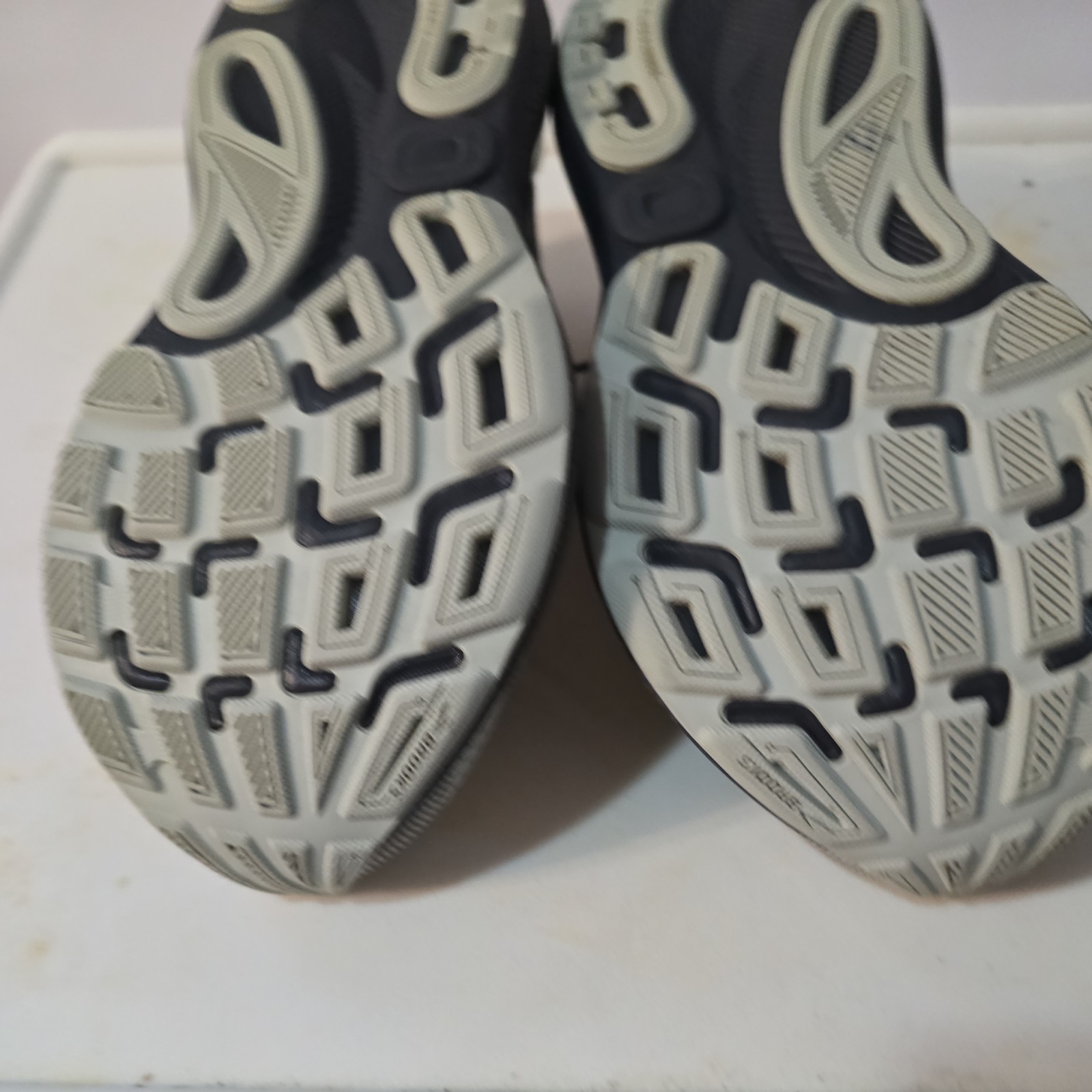 Brooks Shoes Womens Adrenaline GTS 24 Size 7 Mercury Ebony Copper Running