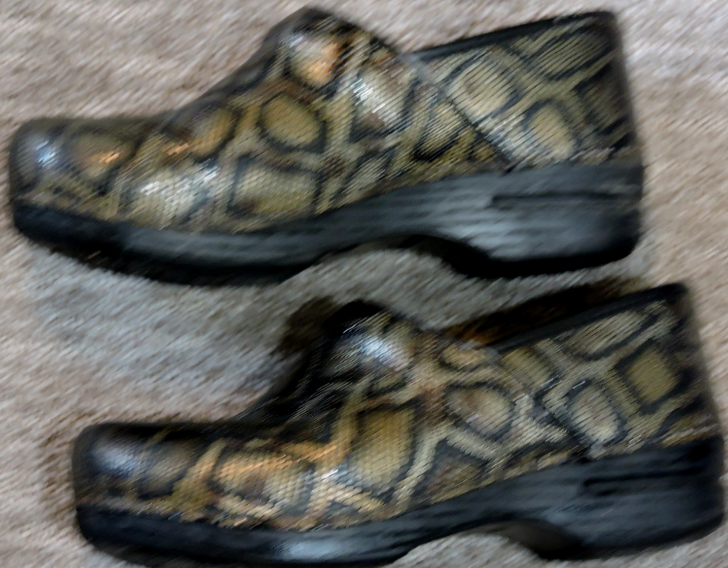 Dansko SZ 39 clogs textured blk/bronze snake print notice flaws on the edges